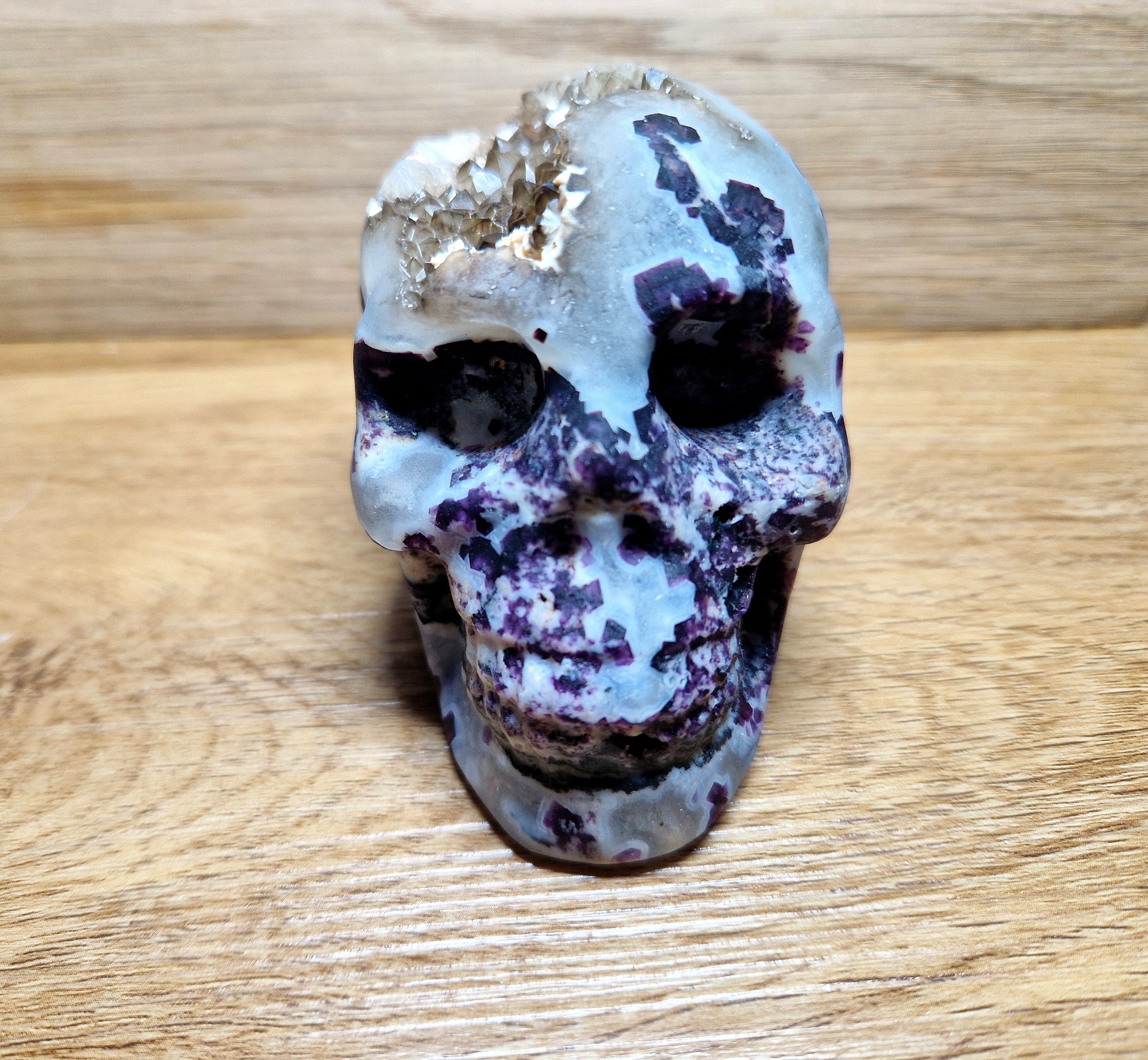 Kristallschädel mit Amethyst & Druse – kraftvolle Struktur & lebendige Tiefe