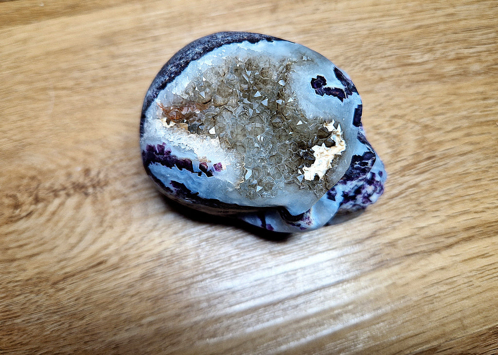 Kristallschädel mit Amethyst & Druse – kraftvolle Struktur & lebendige Tiefe