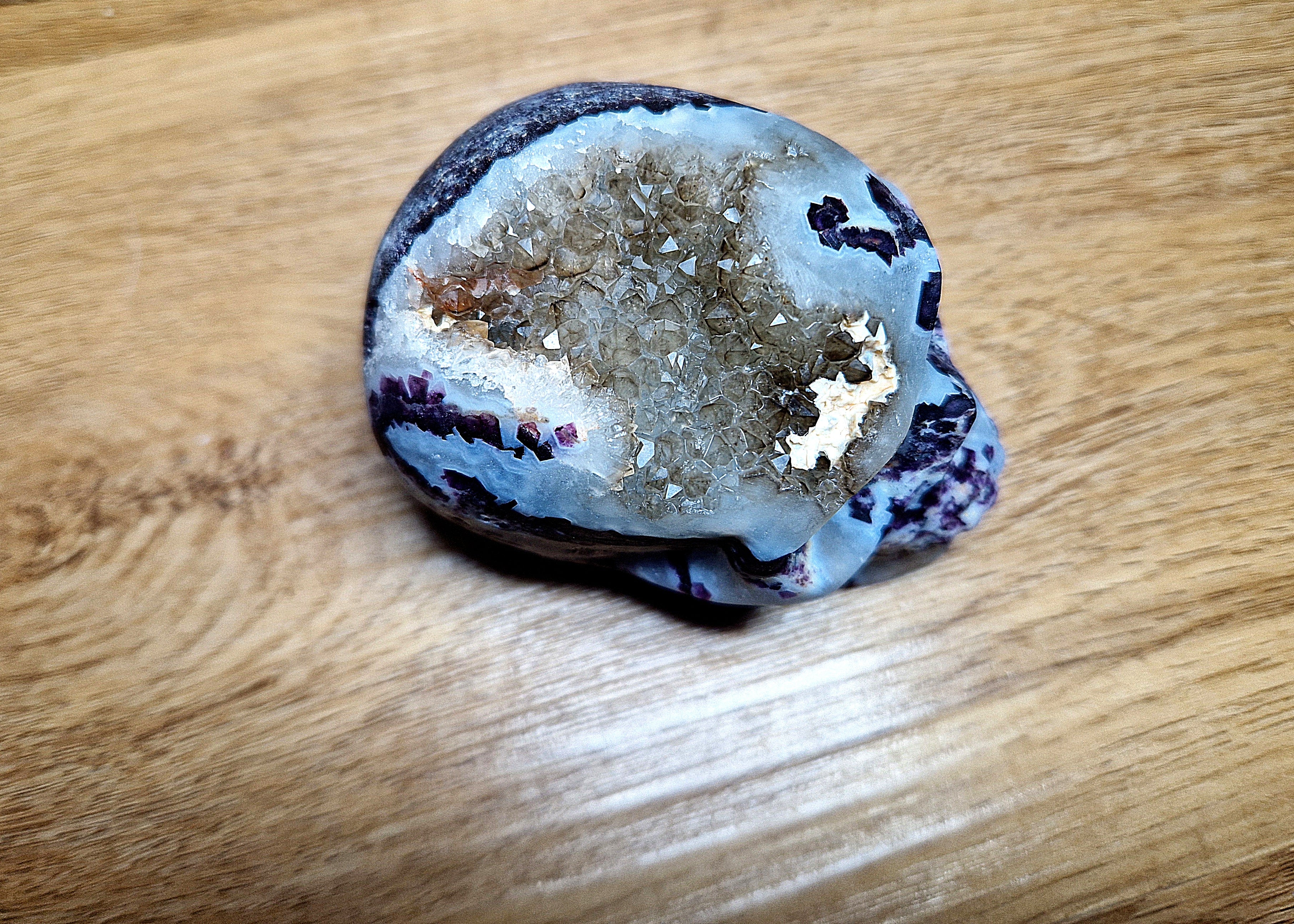 Kristallschädel mit Amethyst & Druse – kraftvolle Struktur & lebendige Tiefe