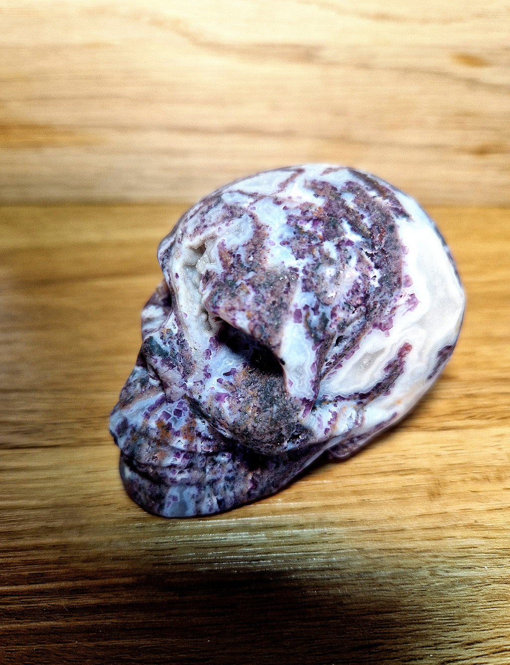 Kristallschädel aus Achat / Chalcedon mit Amethyst-Anteilen & natürlicher Druse