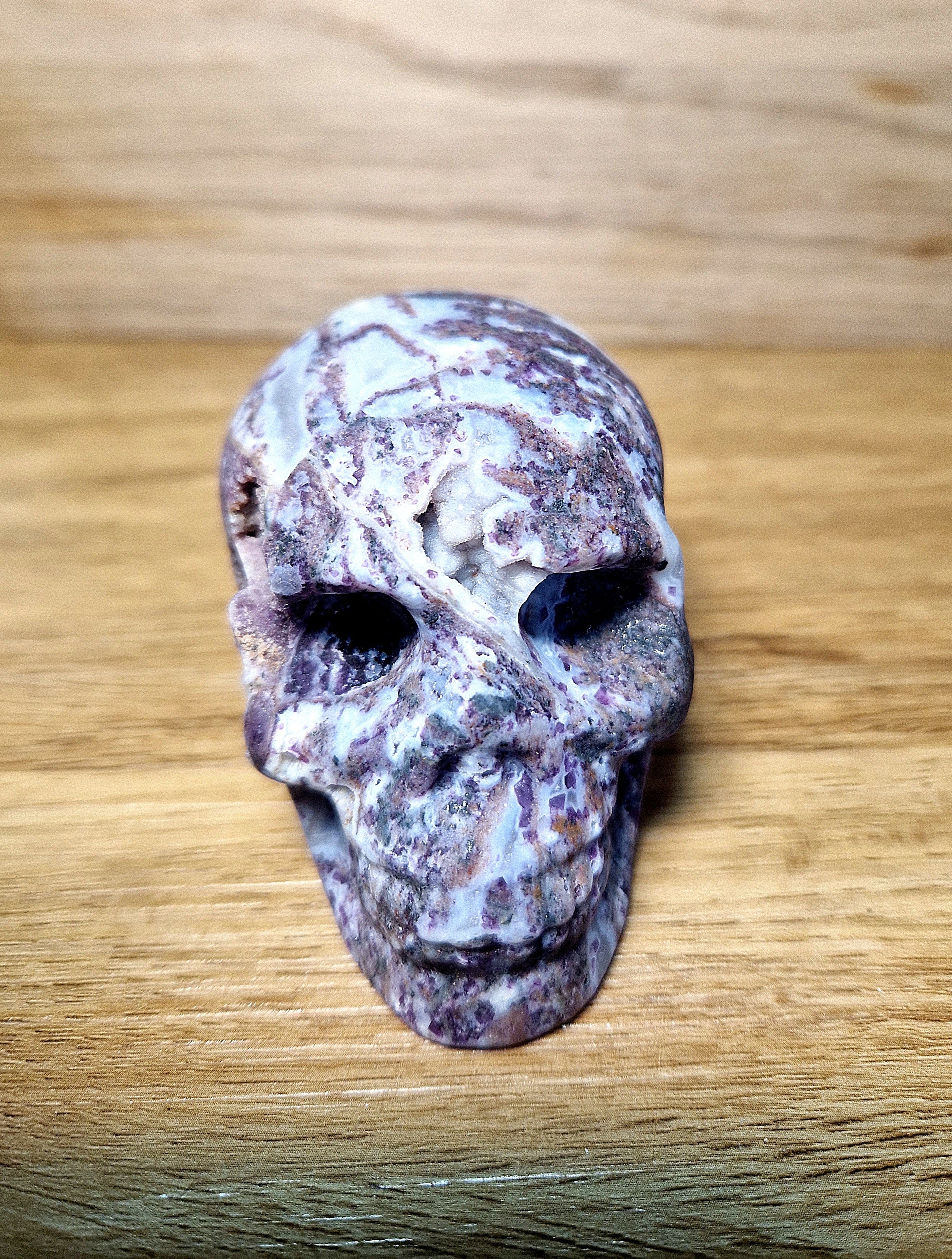 Kristallschädel aus Achat / Chalcedon mit Amethyst-Anteilen & natürlicher Druse