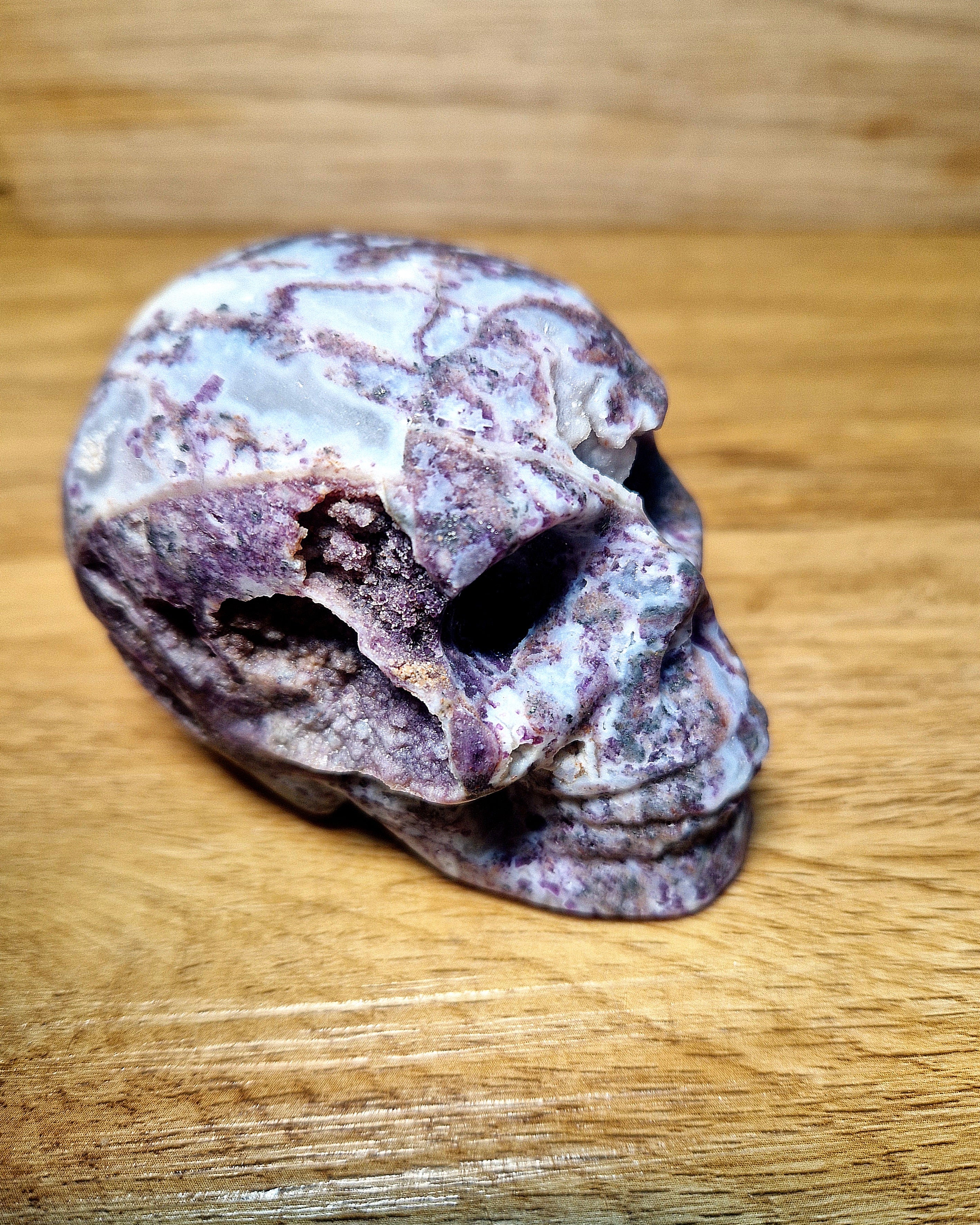 Kristallschädel aus Achat / Chalcedon mit Amethyst-Anteilen & natürlicher Druse