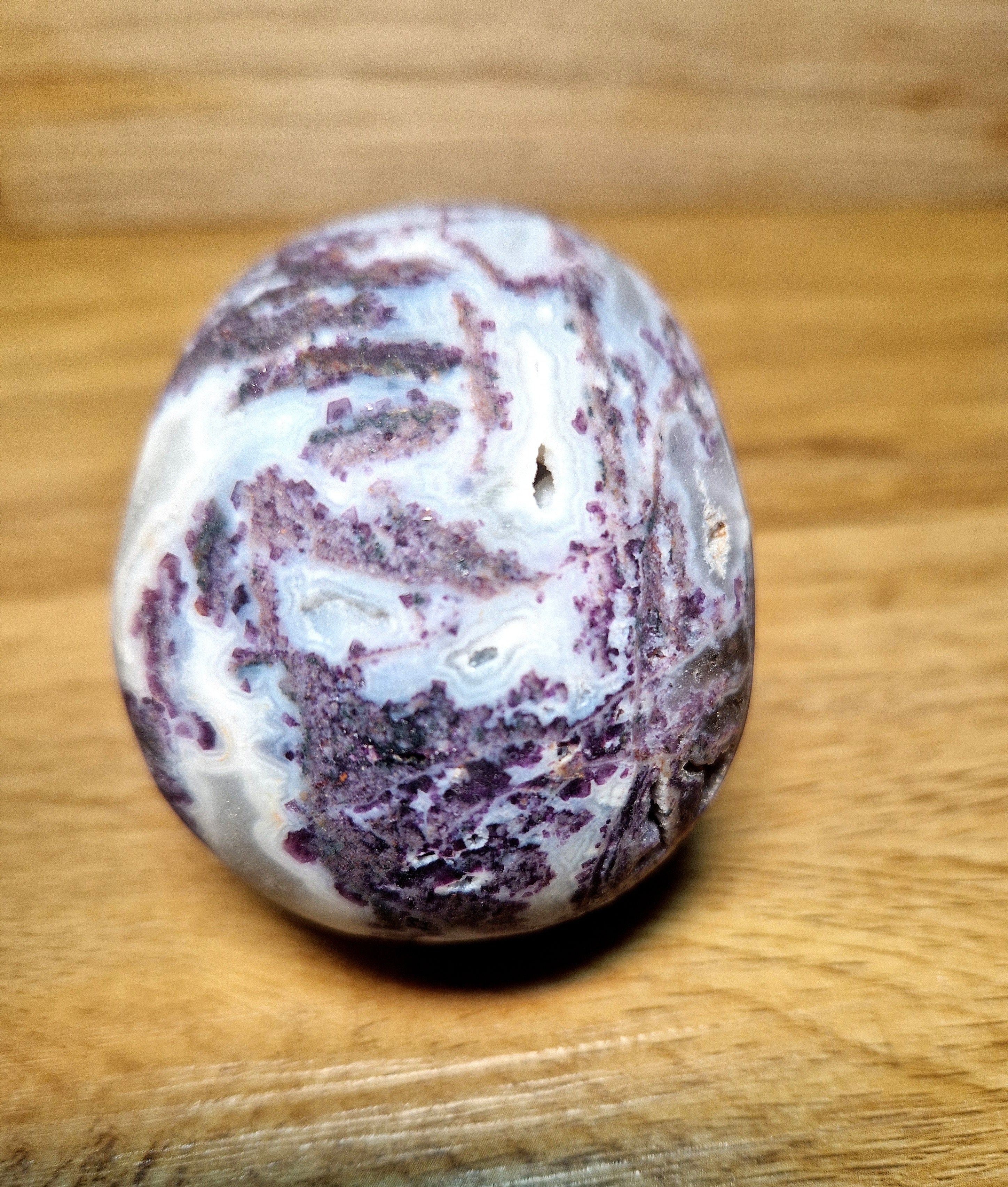 Kristallschädel aus Achat / Chalcedon mit Amethyst-Anteilen & natürlicher Druse