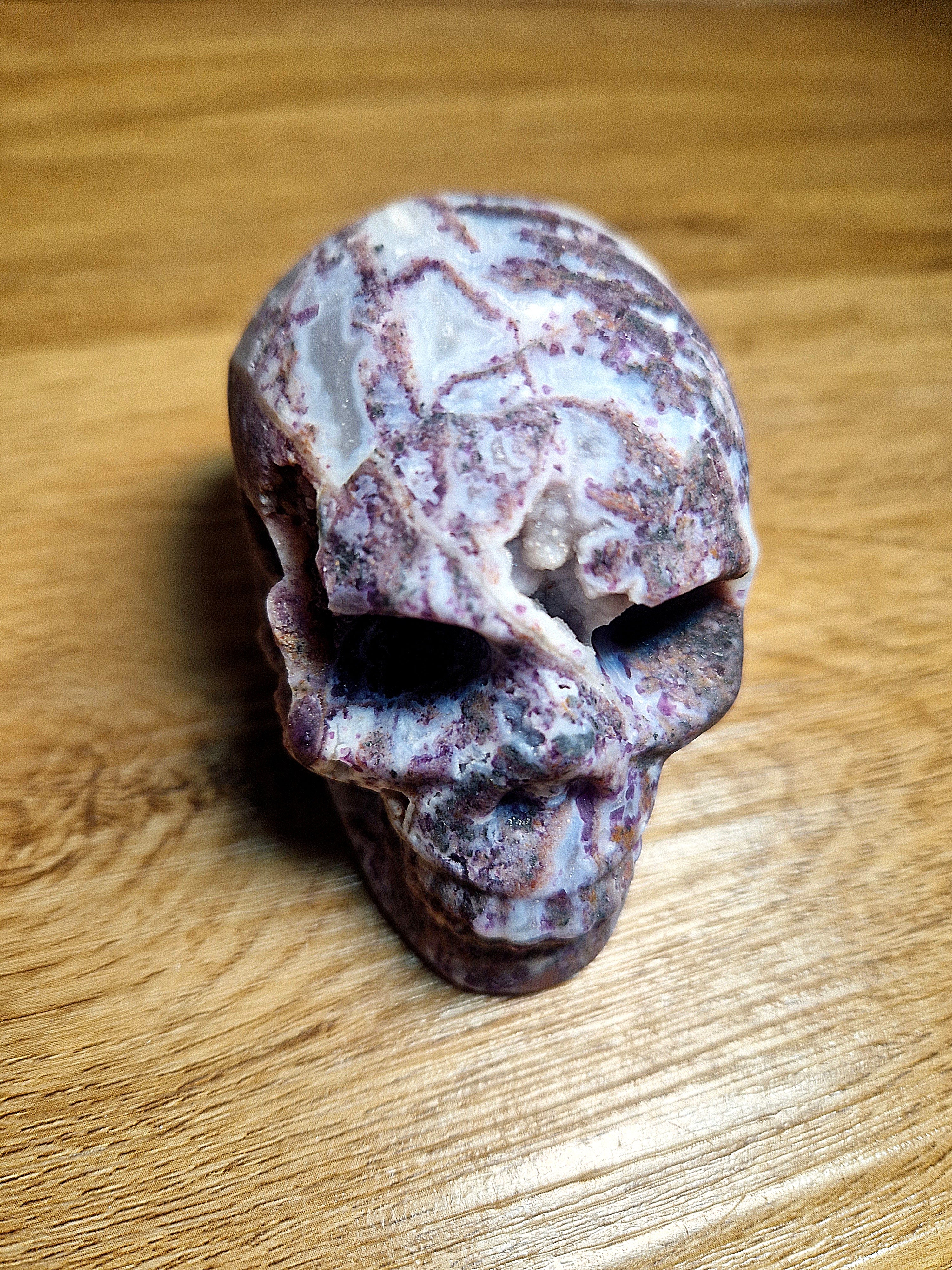 Kristallschädel aus Achat / Chalcedon mit Amethyst-Anteilen & natürlicher Druse