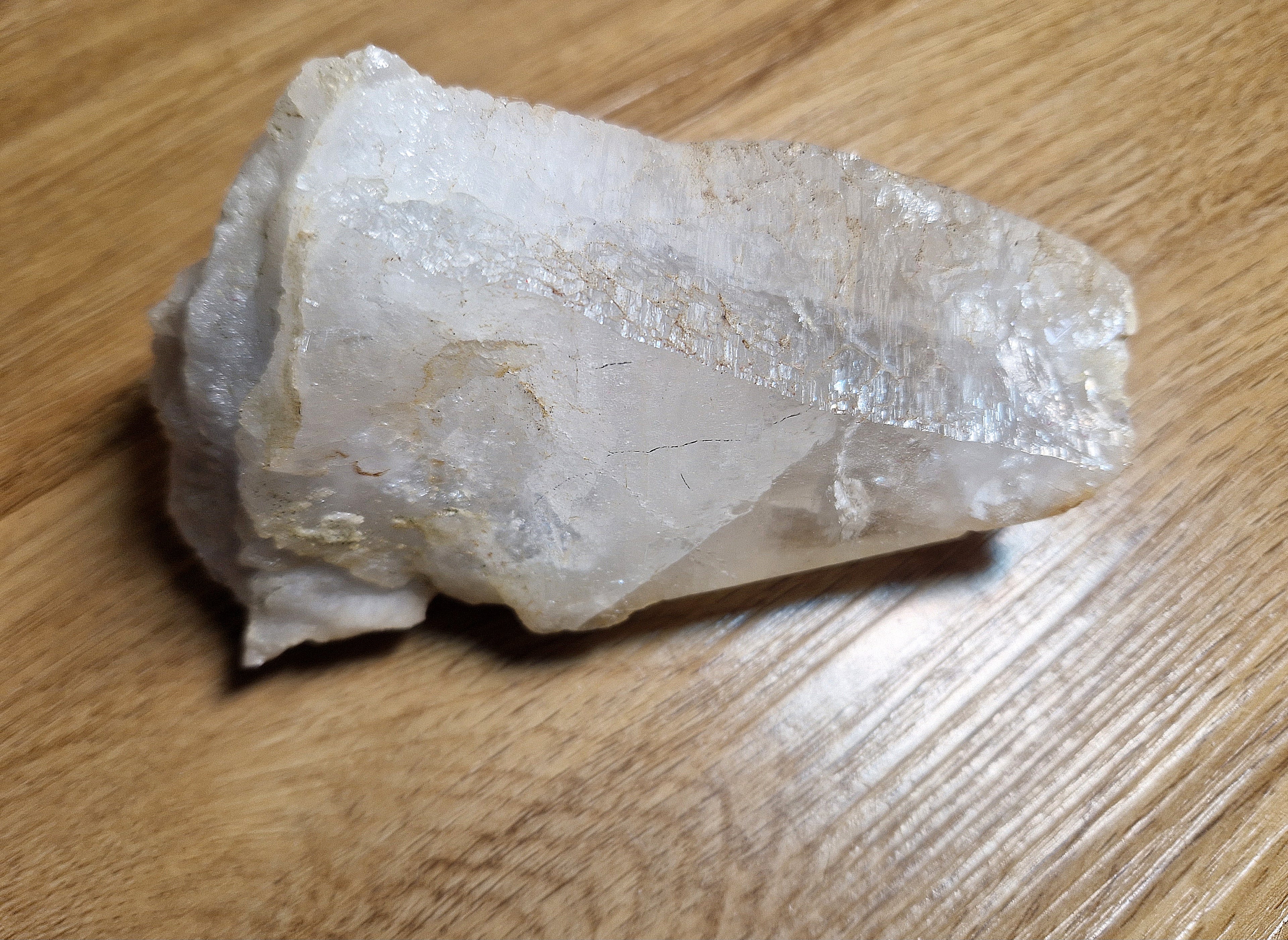 Großer roher Bergkristall (Quarz) mit natürlichen Eisenoxid-Strukturen