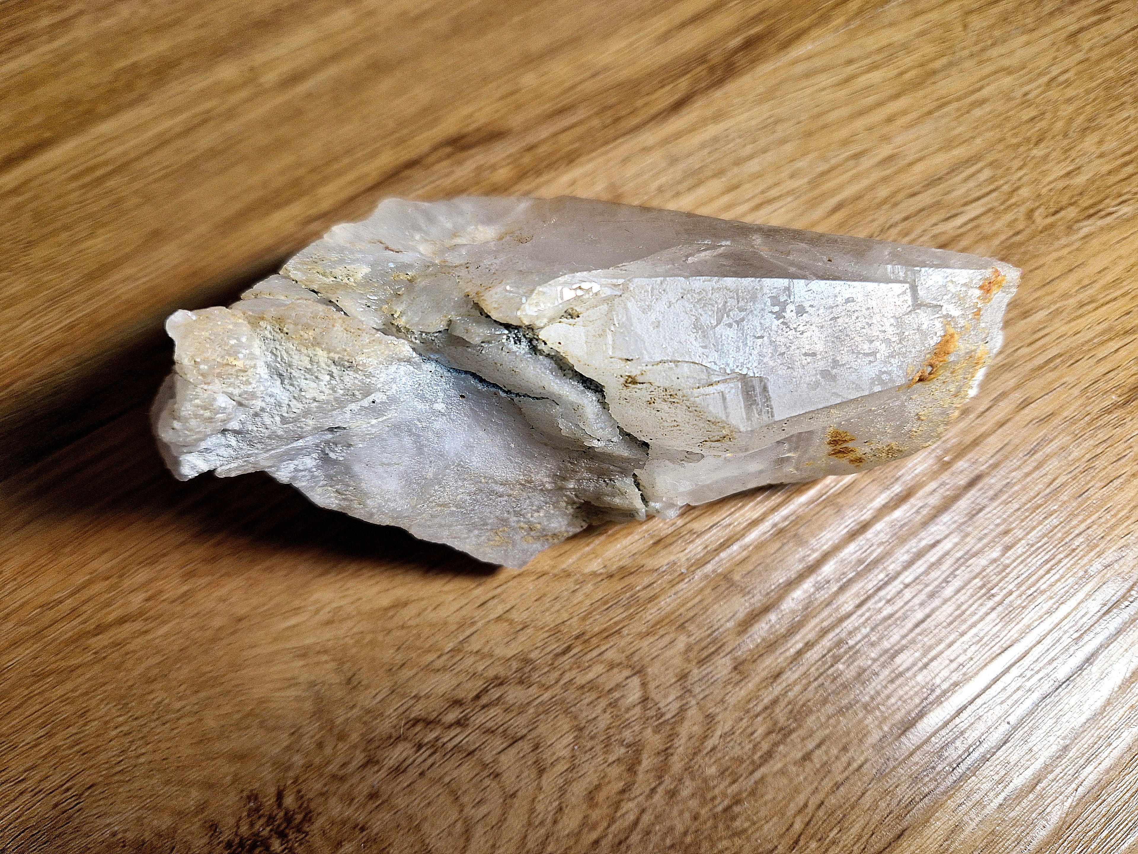 Großer roher Bergkristall (Quarz) mit natürlichen Eisenoxid-Strukturen