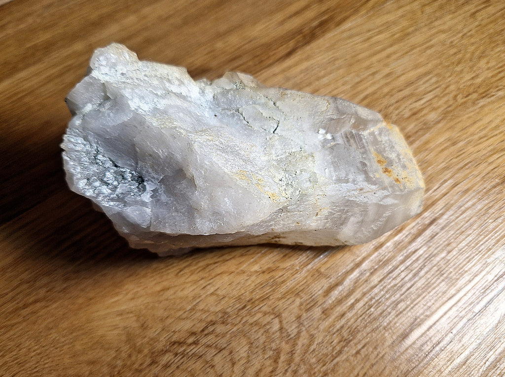 Großer roher Bergkristall (Quarz) mit natürlichen Eisenoxid-Strukturen