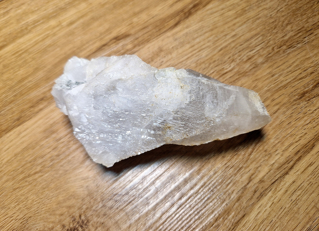 Großer roher Bergkristall (Quarz) mit natürlichen Eisenoxid-Strukturen