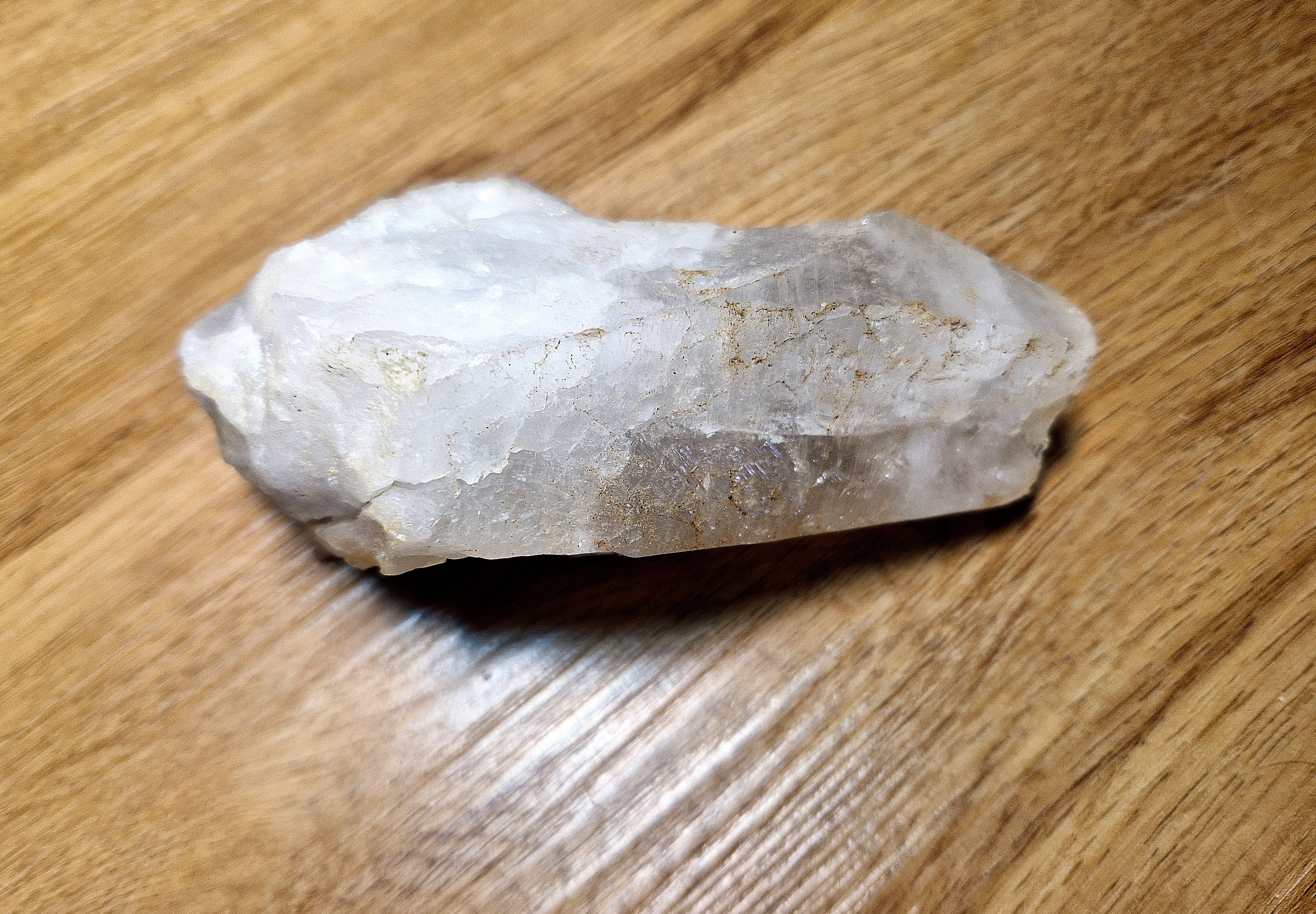 Großer roher Bergkristall (Quarz) mit natürlichen Eisenoxid-Strukturen