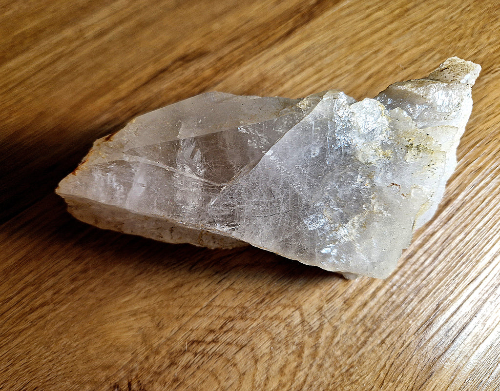 Großer roher Bergkristall (Quarz) mit natürlichen Eisenoxid-Strukturen