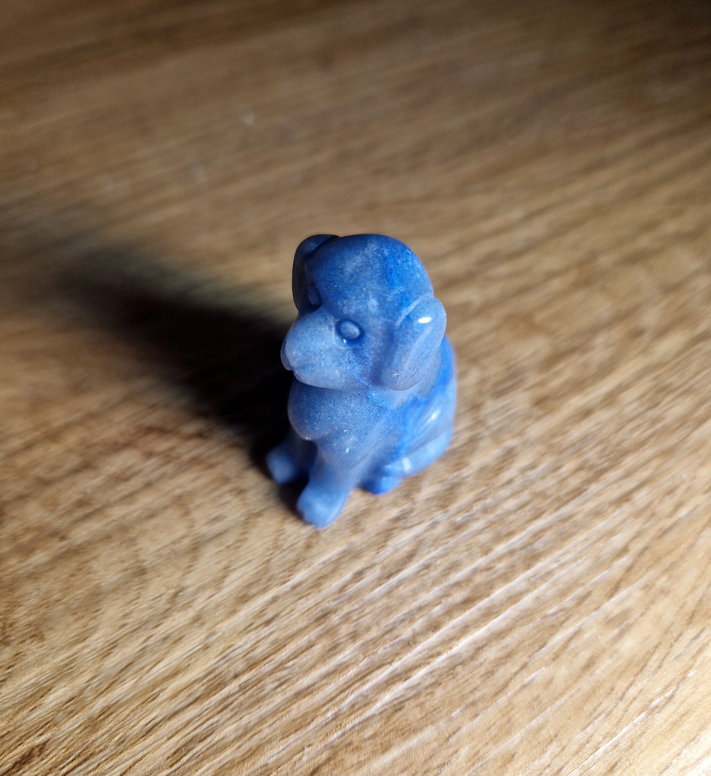 Handgeschnitzte Edelsteinfigur – Hund aus blauem Stein