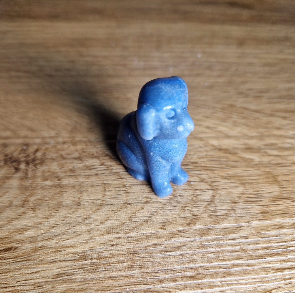 Handgeschnitzte Edelsteinfigur – Hund aus blauem Stein