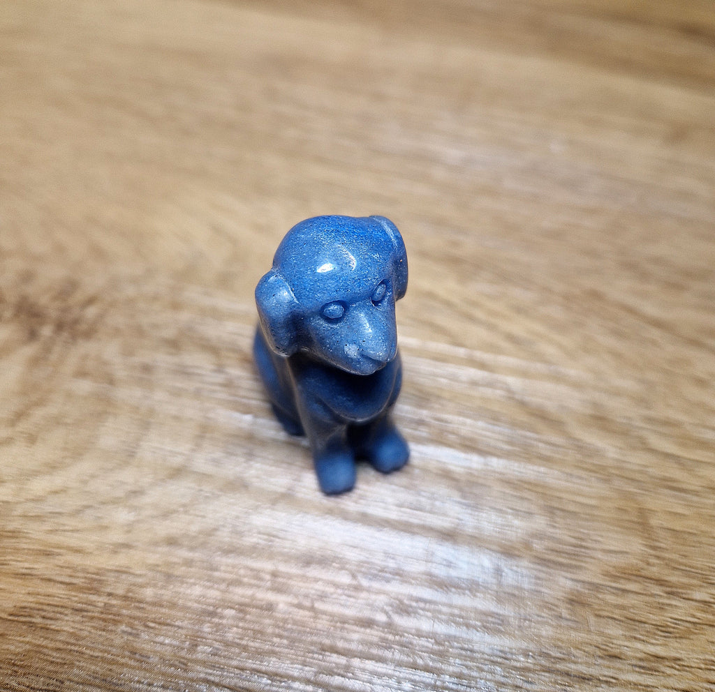 Handgeschnitzte Edelsteinfigur – Hund aus blauem Stein