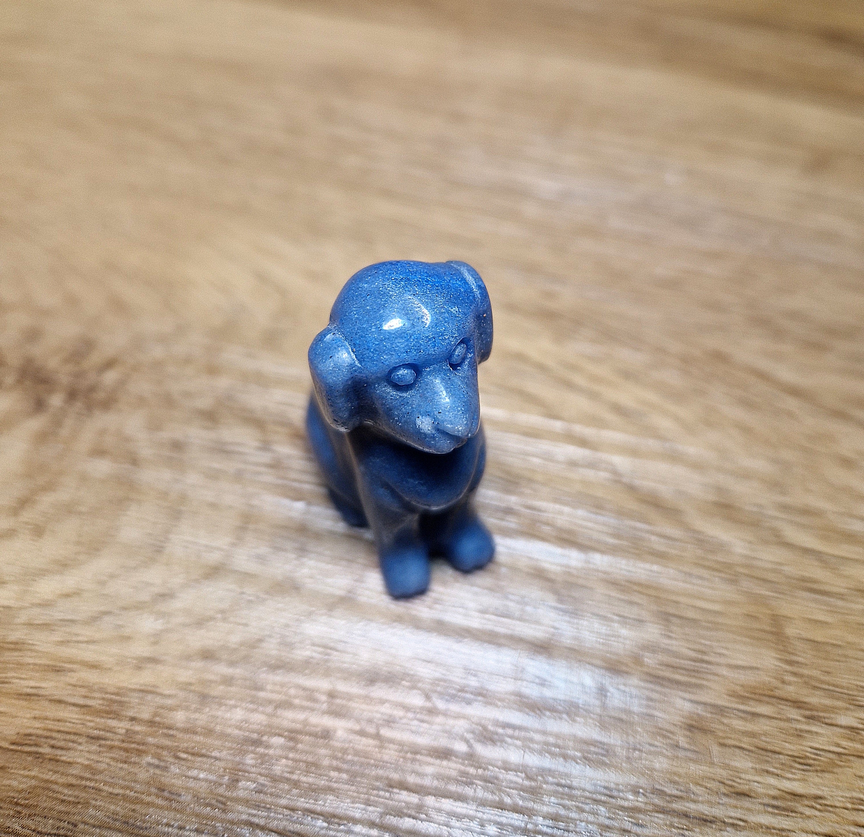 Handgeschnitzte Edelsteinfigur – Hund aus blauem Stein