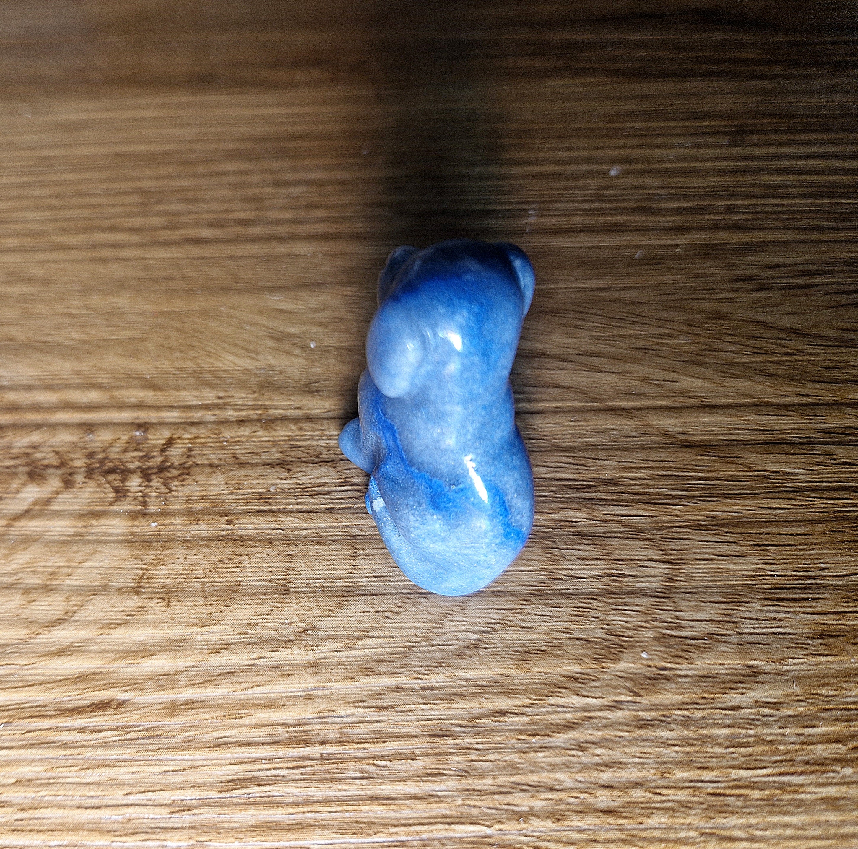 Handgeschnitzte Edelsteinfigur – Hund aus blauem Stein