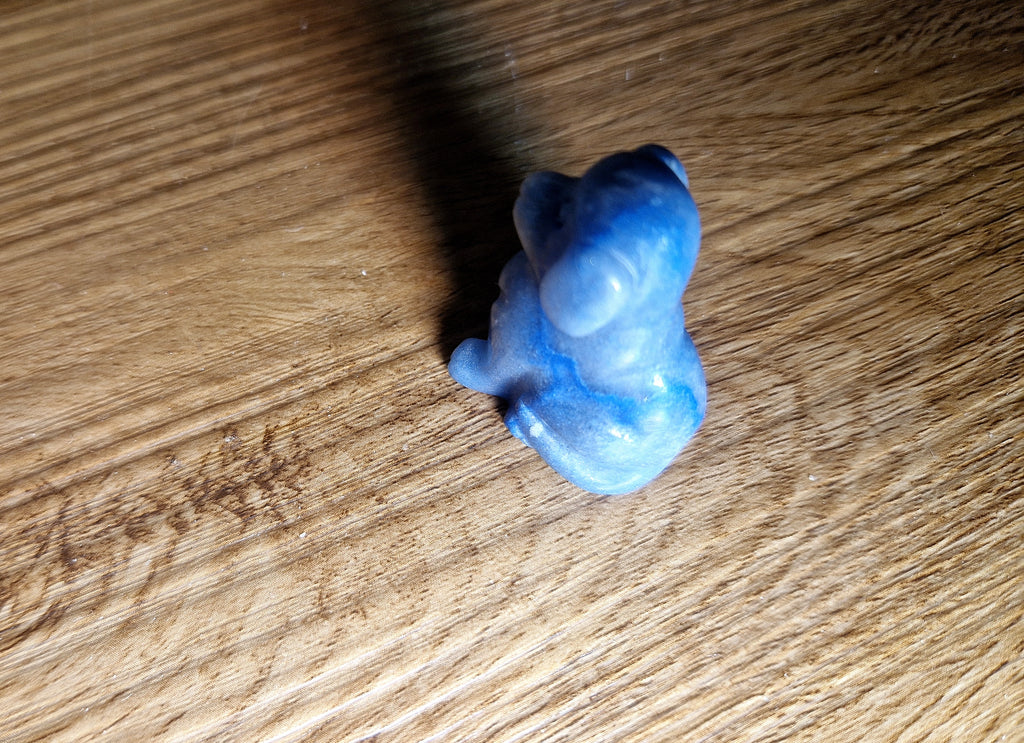 Handgeschnitzte Edelsteinfigur – Hund aus blauem Stein