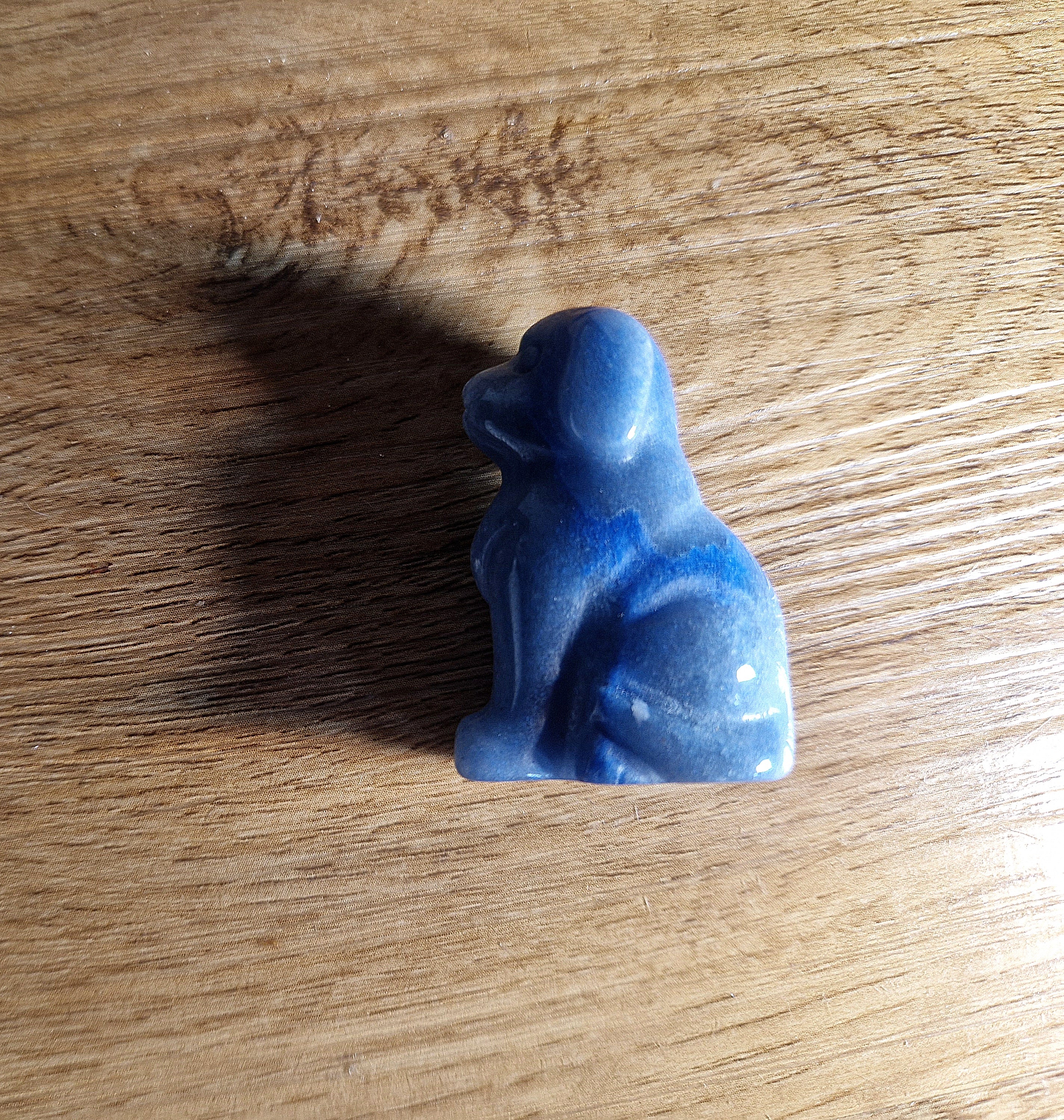 Handgeschnitzte Edelsteinfigur – Hund aus blauem Stein