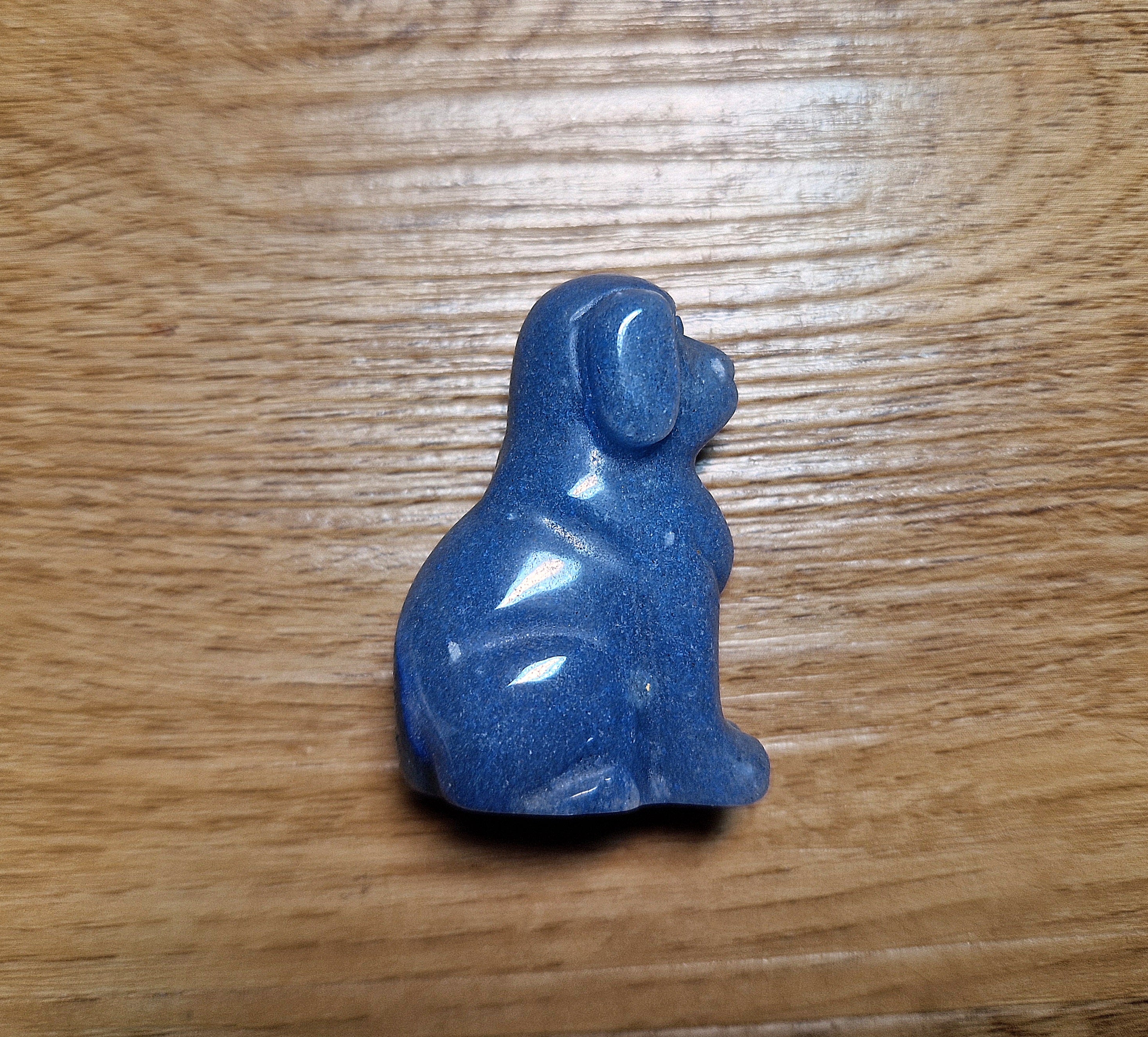 Handgeschnitzte Edelsteinfigur – Hund aus blauem Stein