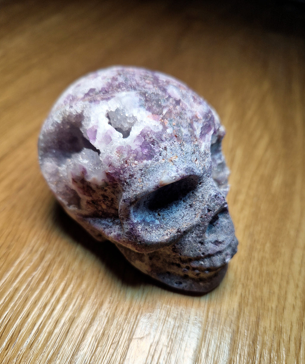 Amethyst Kristallschädel mit Druzy-Kristallen – handgeschnitzte Skull-Carving Figur 366 g