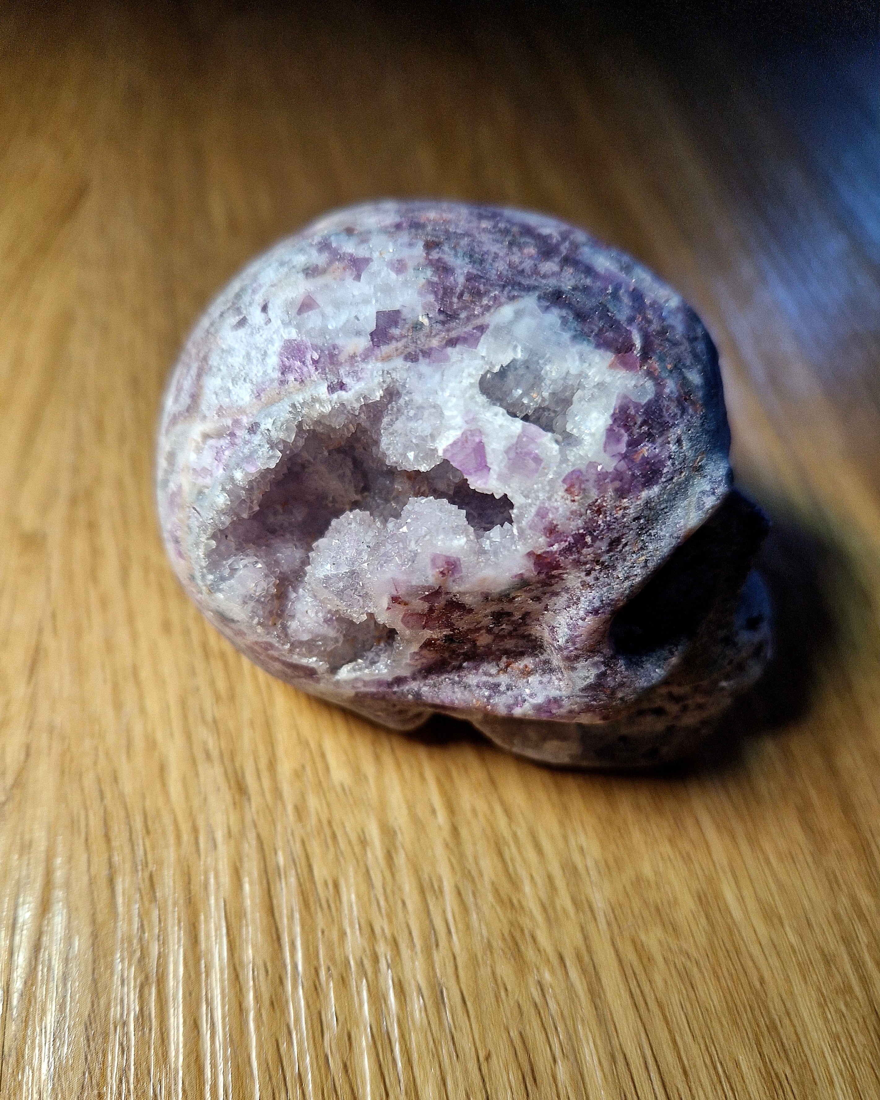 Amethyst Kristallschädel mit Druzy-Kristallen – handgeschnitzte Skull-Carving Figur 366 g