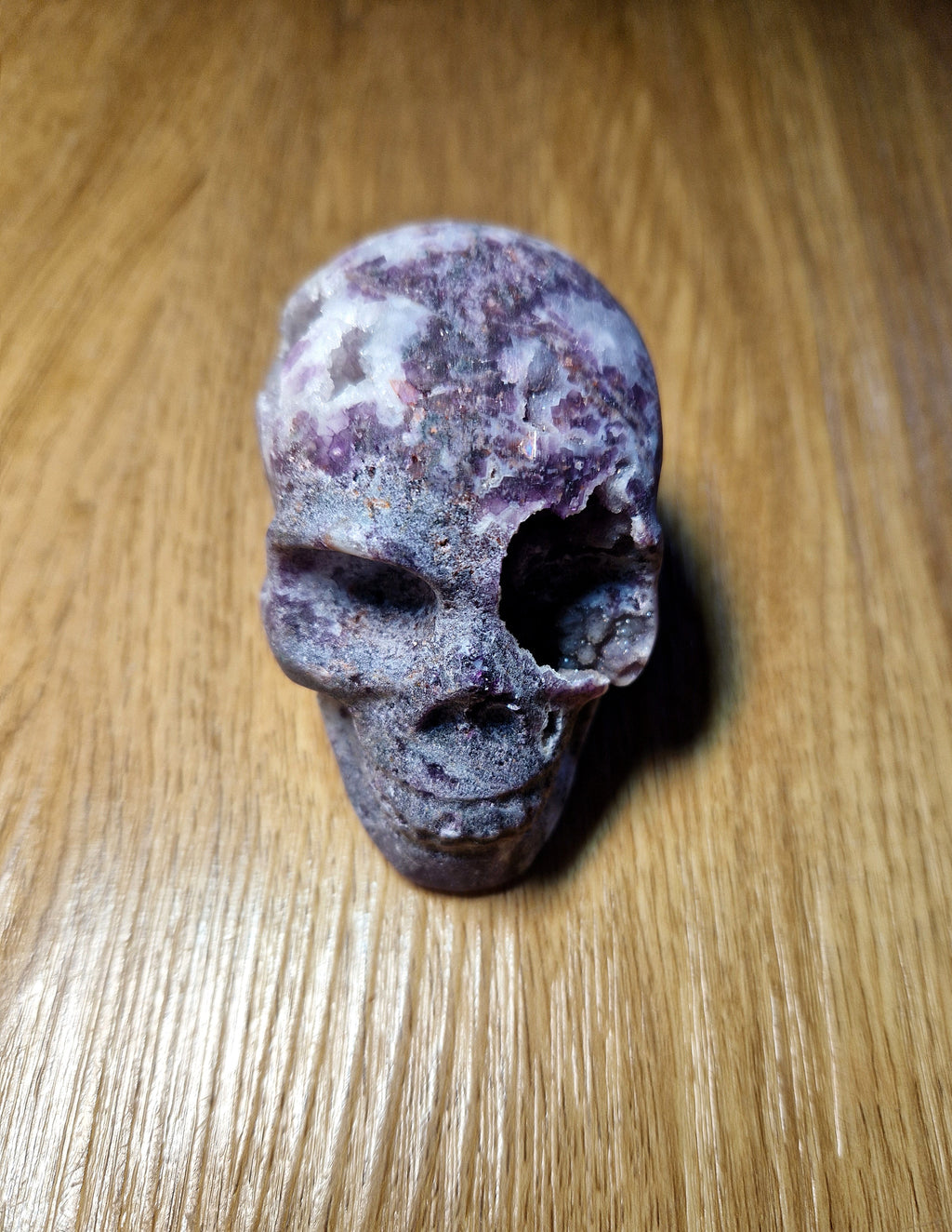 Amethyst Kristallschädel mit Druzy-Kristallen – handgeschnitzte Skull-Carving Figur 366 g