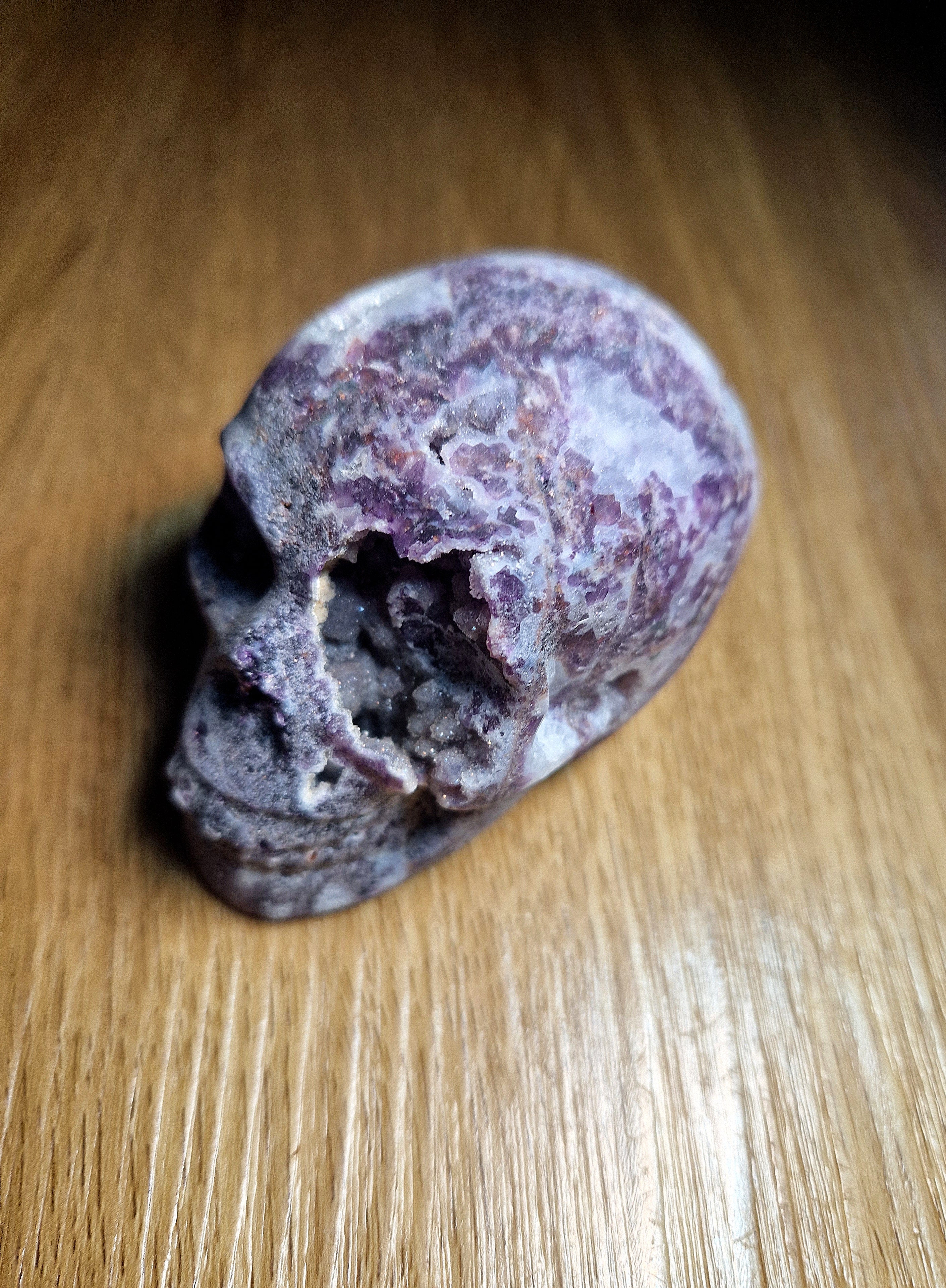 Amethyst Kristallschädel mit Druzy-Kristallen – handgeschnitzte Skull-Carving Figur 366 g