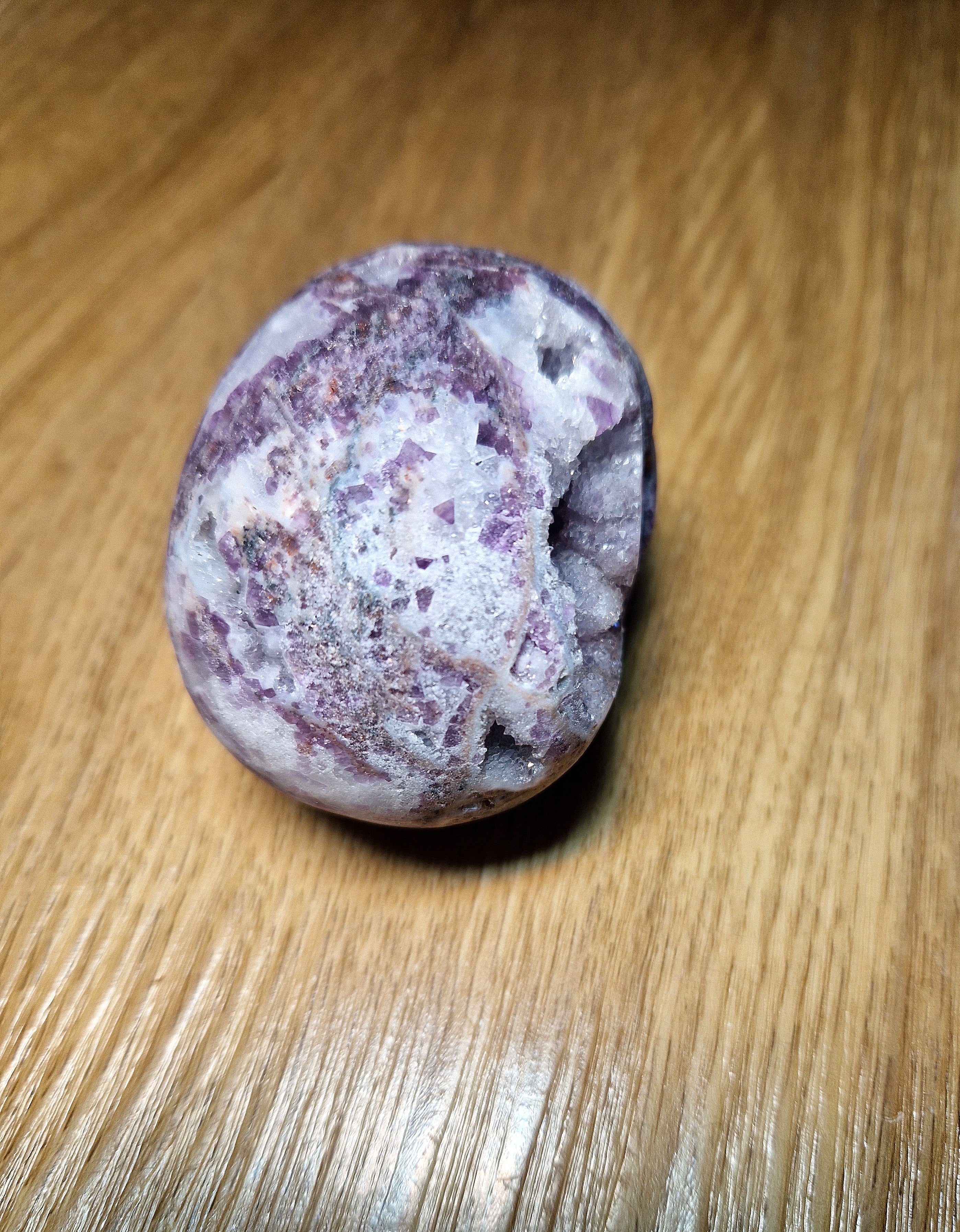 Amethyst Kristallschädel mit Druzy-Kristallen – handgeschnitzte Skull-Carving Figur 366 g