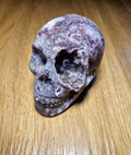 Amethyst Kristallschädel mit Druzy-Kristallen – handgeschnitzte Skull-Carving Figur 366 g