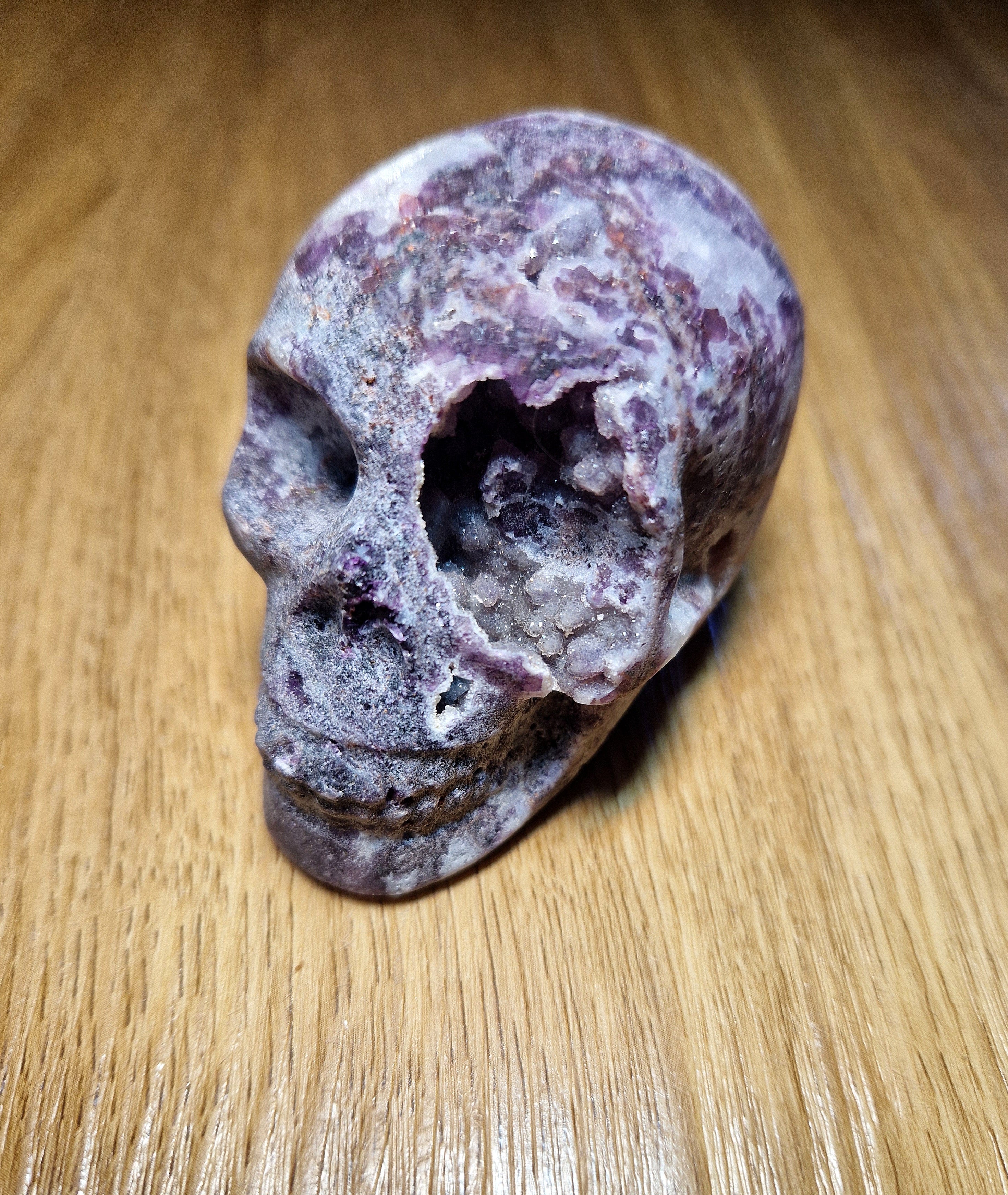 Amethyst Kristallschädel mit Druzy-Kristallen – handgeschnitzte Skull-Carving Figur 366 g