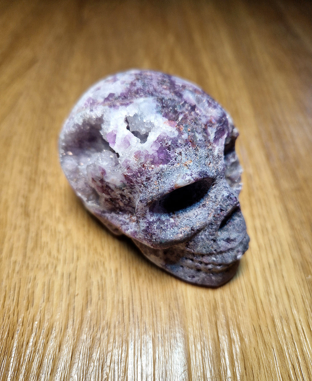 Amethyst Kristallschädel mit Druzy-Kristallen – handgeschnitzte Skull-Carving Figur 366 g