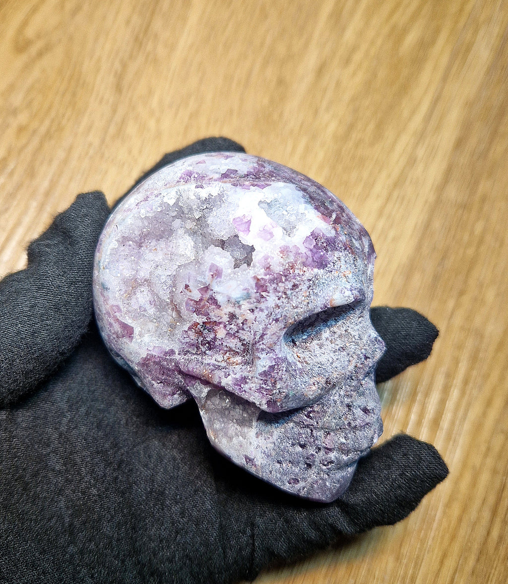 Amethyst Kristallschädel mit Druzy-Kristallen – handgeschnitzte Skull-Carving Figur 366 g