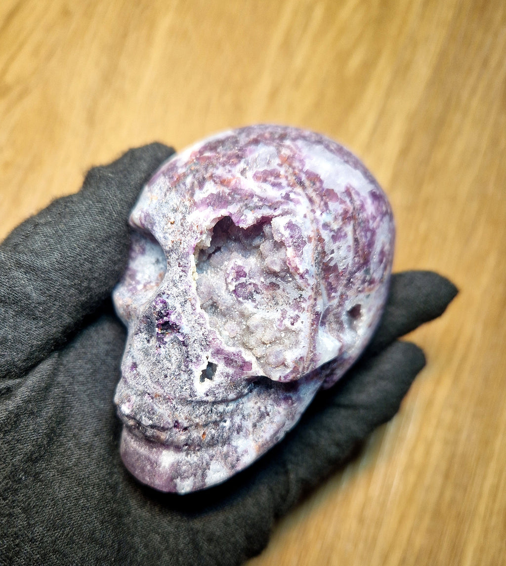 Amethyst Kristallschädel mit Druzy-Kristallen – handgeschnitzte Skull-Carving Figur 366 g
