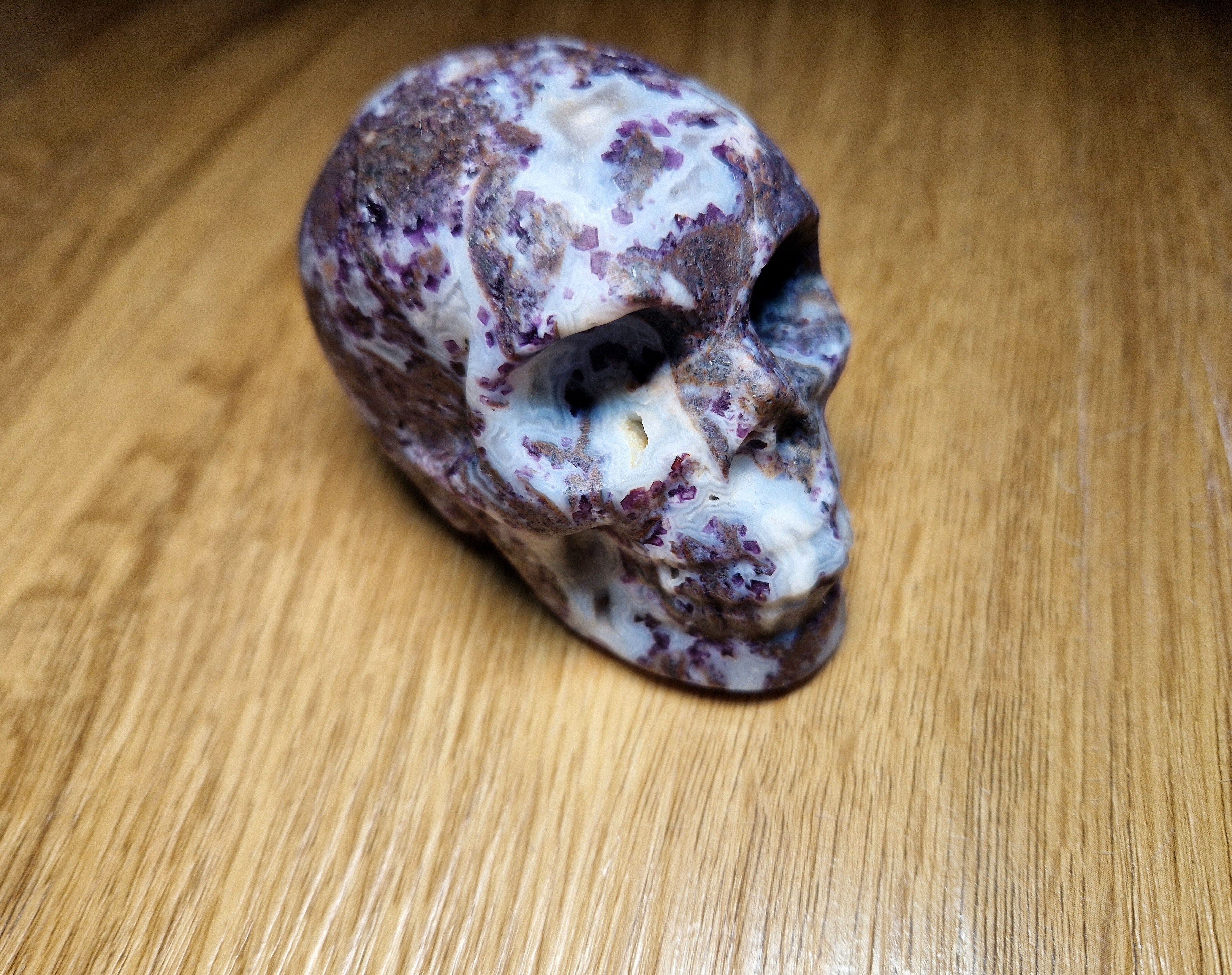 Achat-Chalcedon Kristallschädel mit violetten Amethyst-Strukturen – 398g Unikat