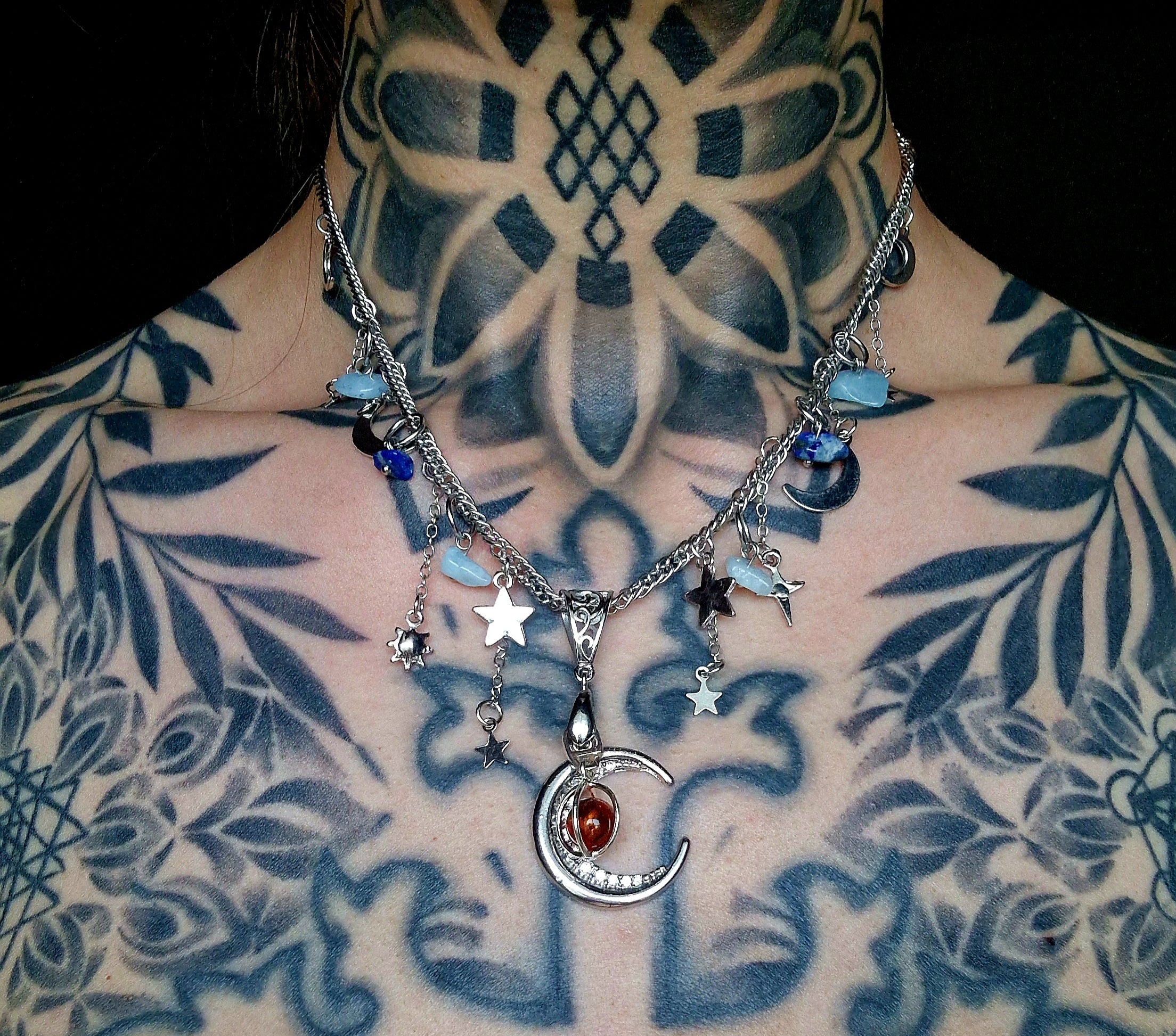 Mystische Mond Halskette mit baltischem Bernstein, Sodalith & Aquamarin – Handgefertigter Edelsteinschmuck
