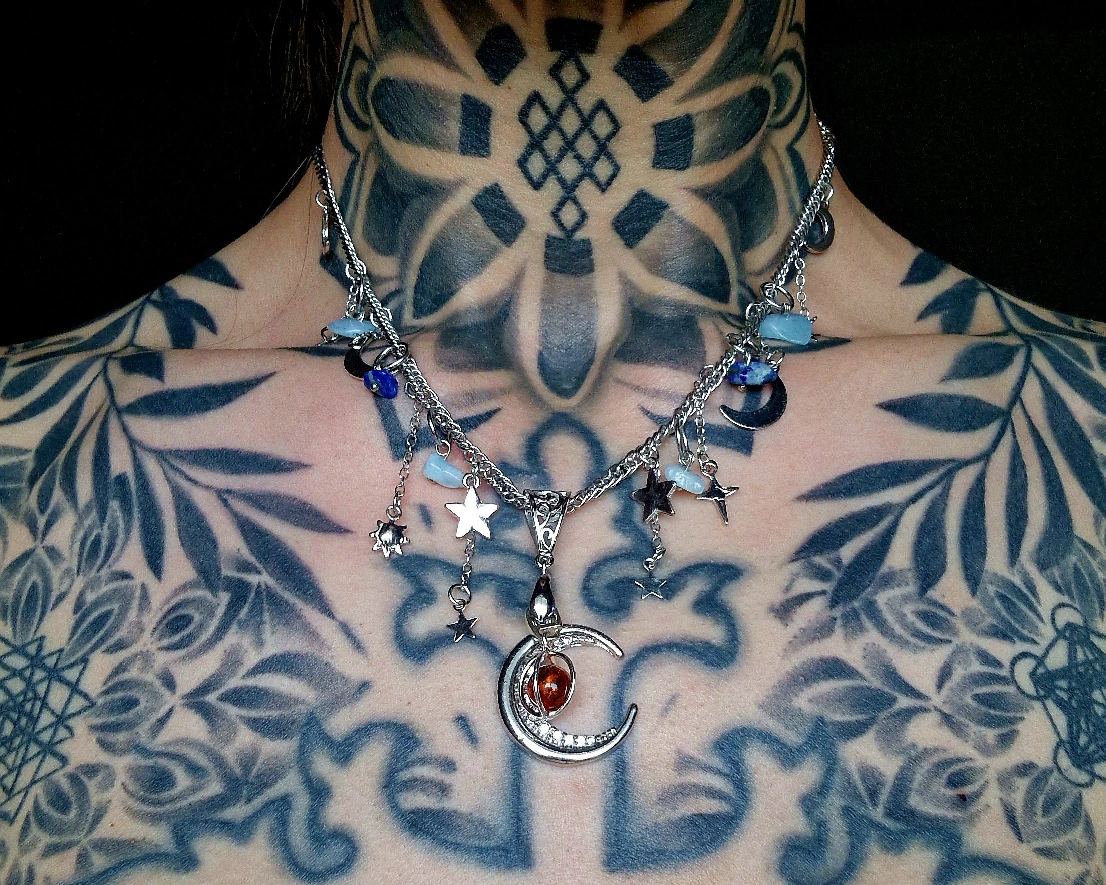Mystische Mond Halskette mit baltischem Bernstein, Sodalith & Aquamarin – Handgefertigter Edelsteinschmuck