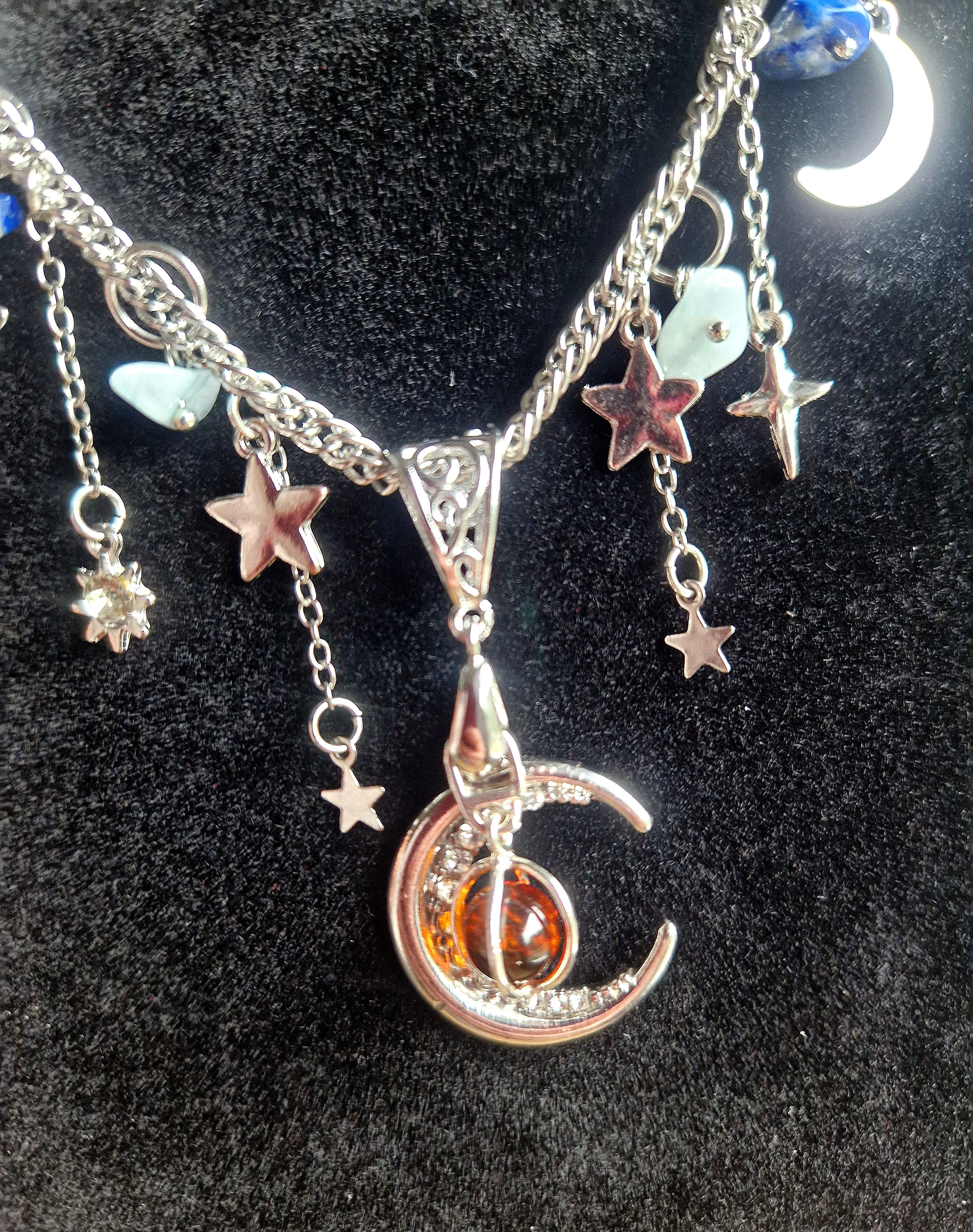 Mystische Mond Halskette mit baltischem Bernstein, Sodalith & Aquamarin – Handgefertigter Edelsteinschmuck