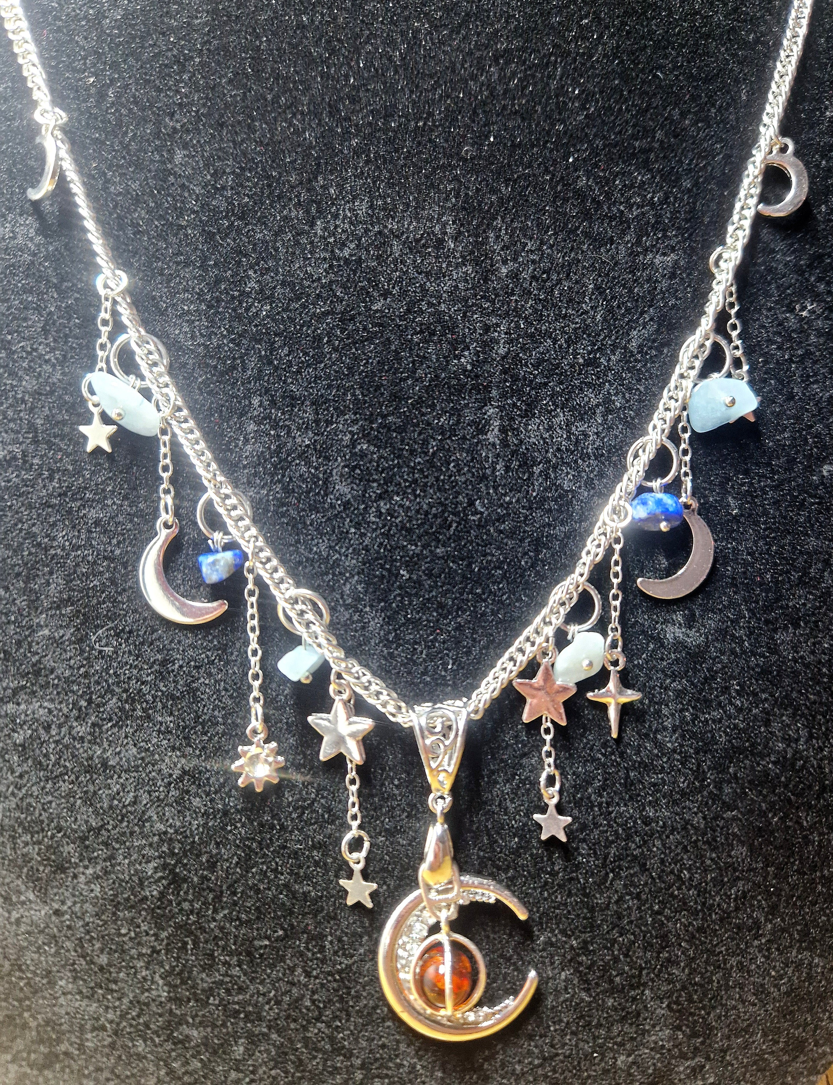 Mystische Mond Halskette mit baltischem Bernstein, Sodalith & Aquamarin – Handgefertigter Edelsteinschmuck