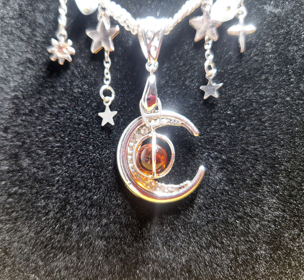 Mystische Mond Halskette mit baltischem Bernstein, Sodalith & Aquamarin – Handgefertigter Edelsteinschmuck