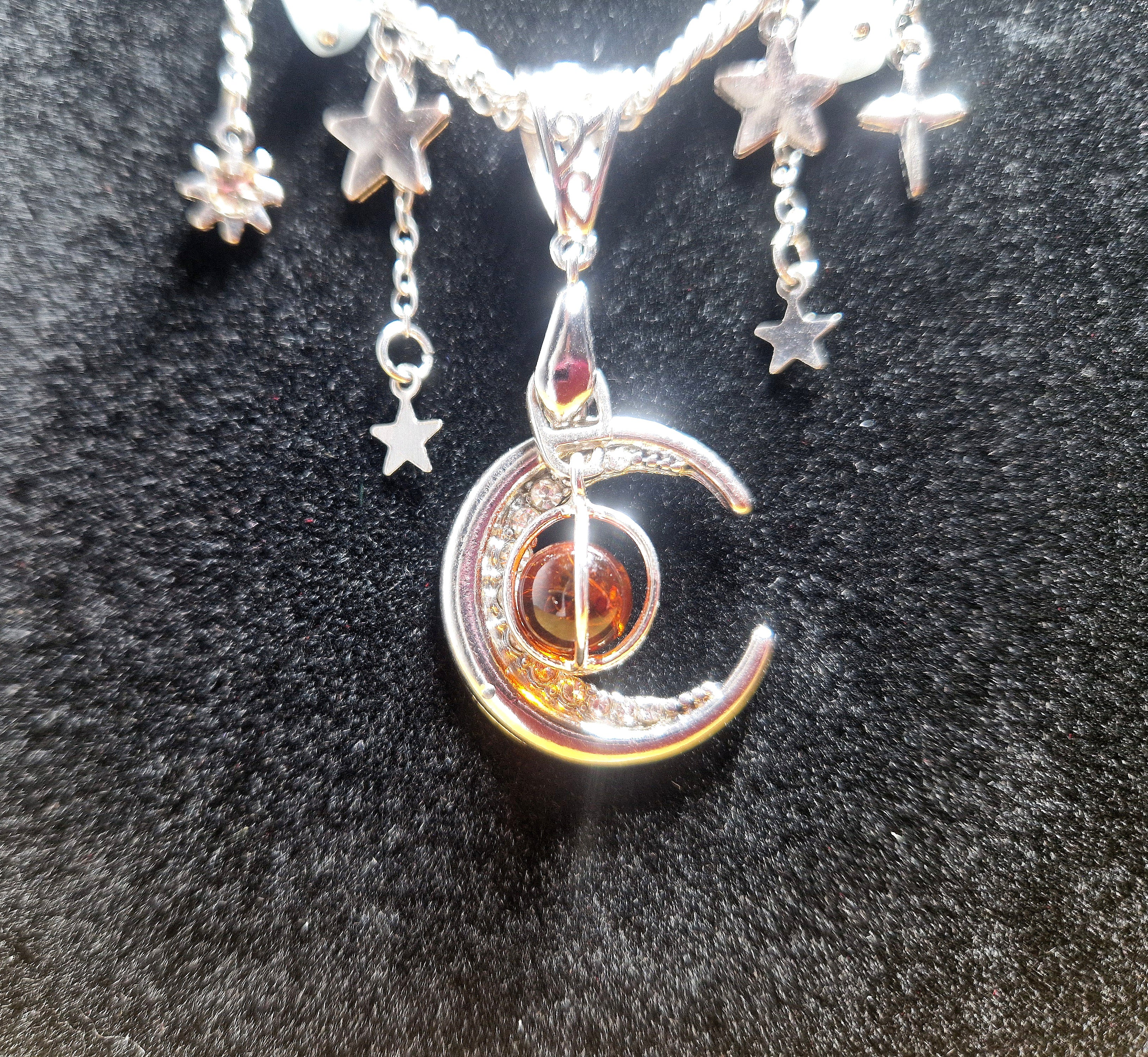 Mystische Mond Halskette mit baltischem Bernstein, Sodalith & Aquamarin – Handgefertigter Edelsteinschmuck