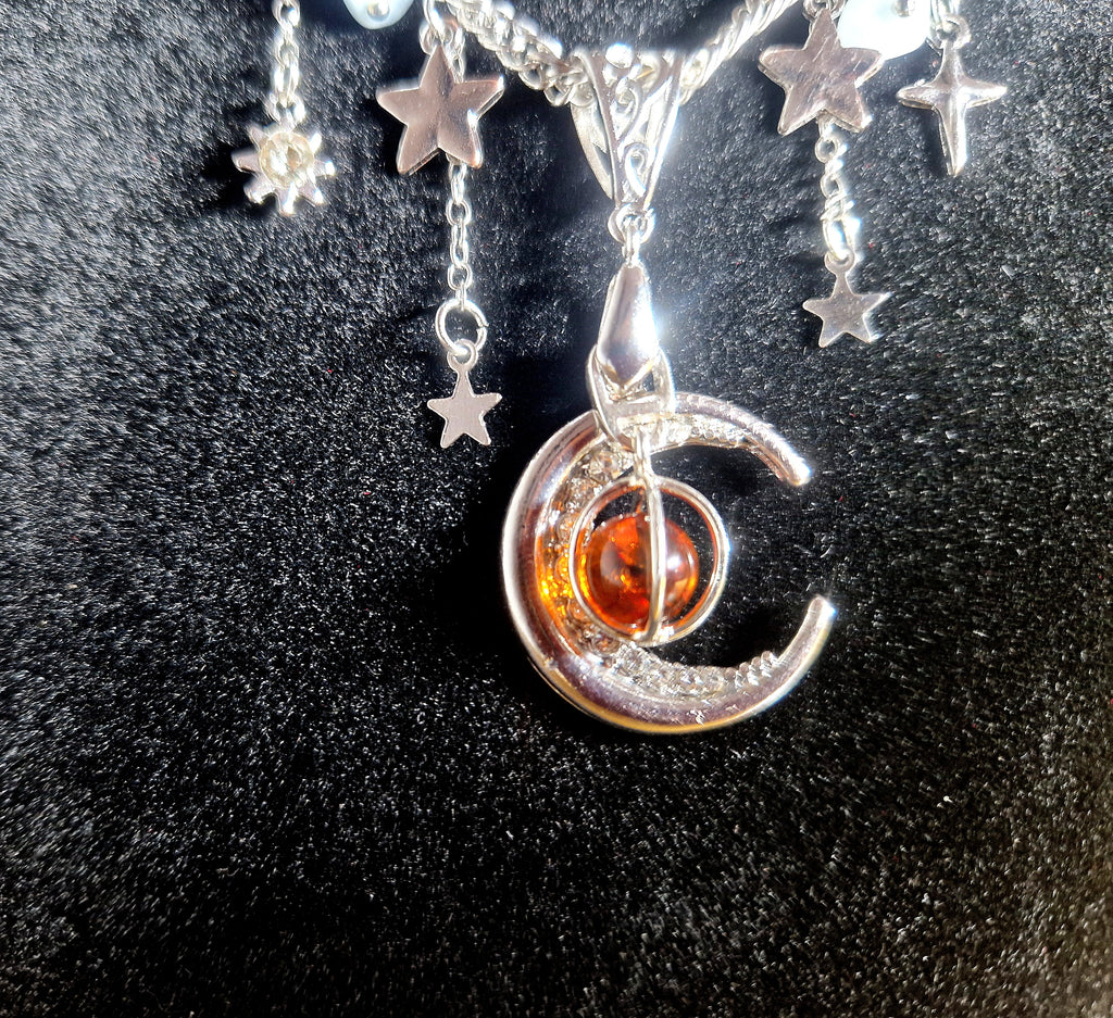 Mystische Mond Halskette mit baltischem Bernstein, Sodalith & Aquamarin – Handgefertigter Edelsteinschmuck