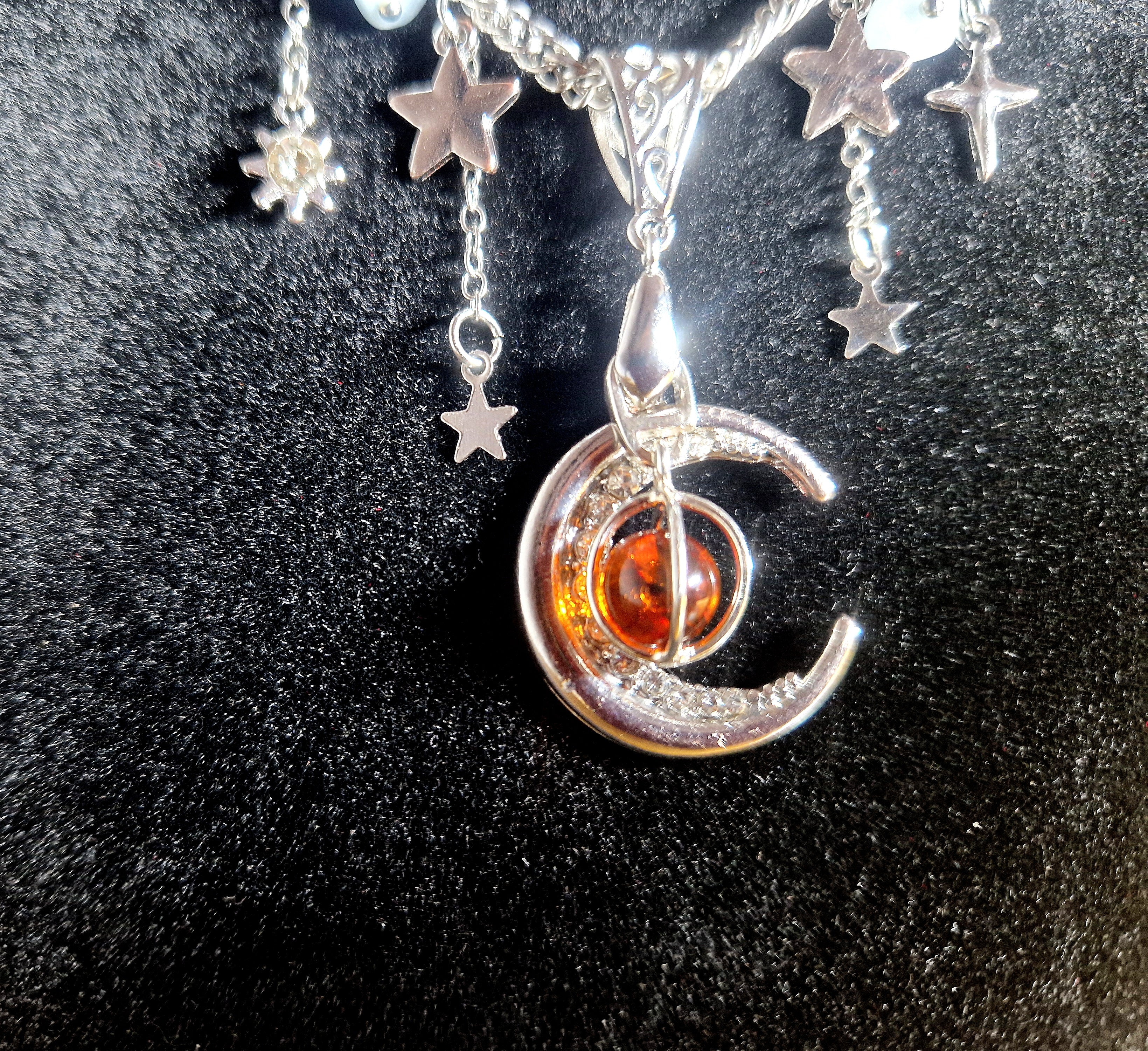 Mystische Mond Halskette mit baltischem Bernstein, Sodalith & Aquamarin – Handgefertigter Edelsteinschmuck