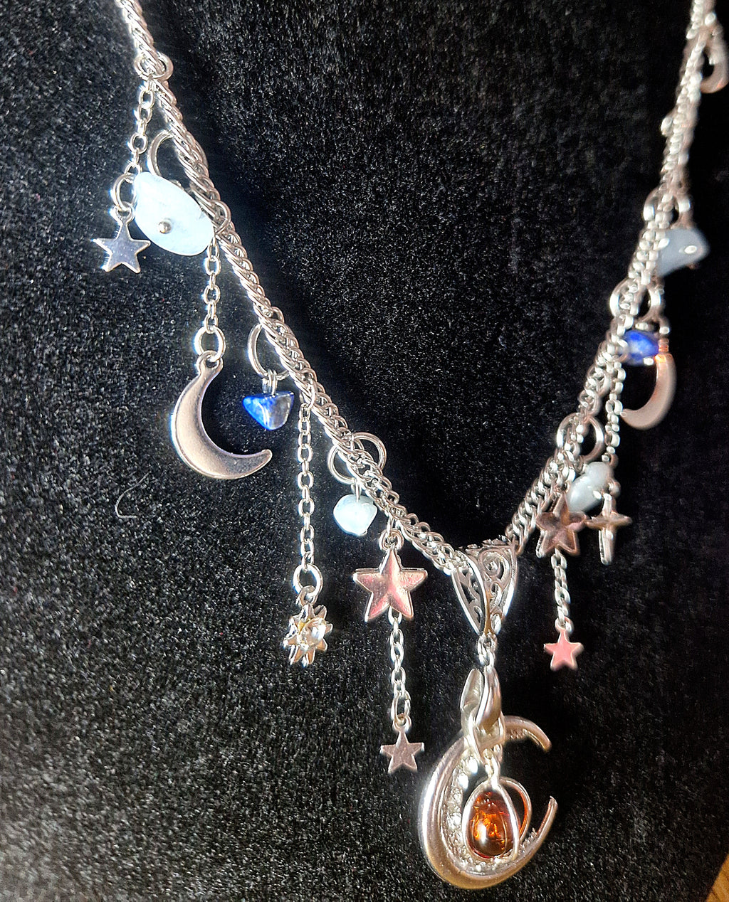 Mystische Mond Halskette mit baltischem Bernstein, Sodalith & Aquamarin – Handgefertigter Edelsteinschmuck