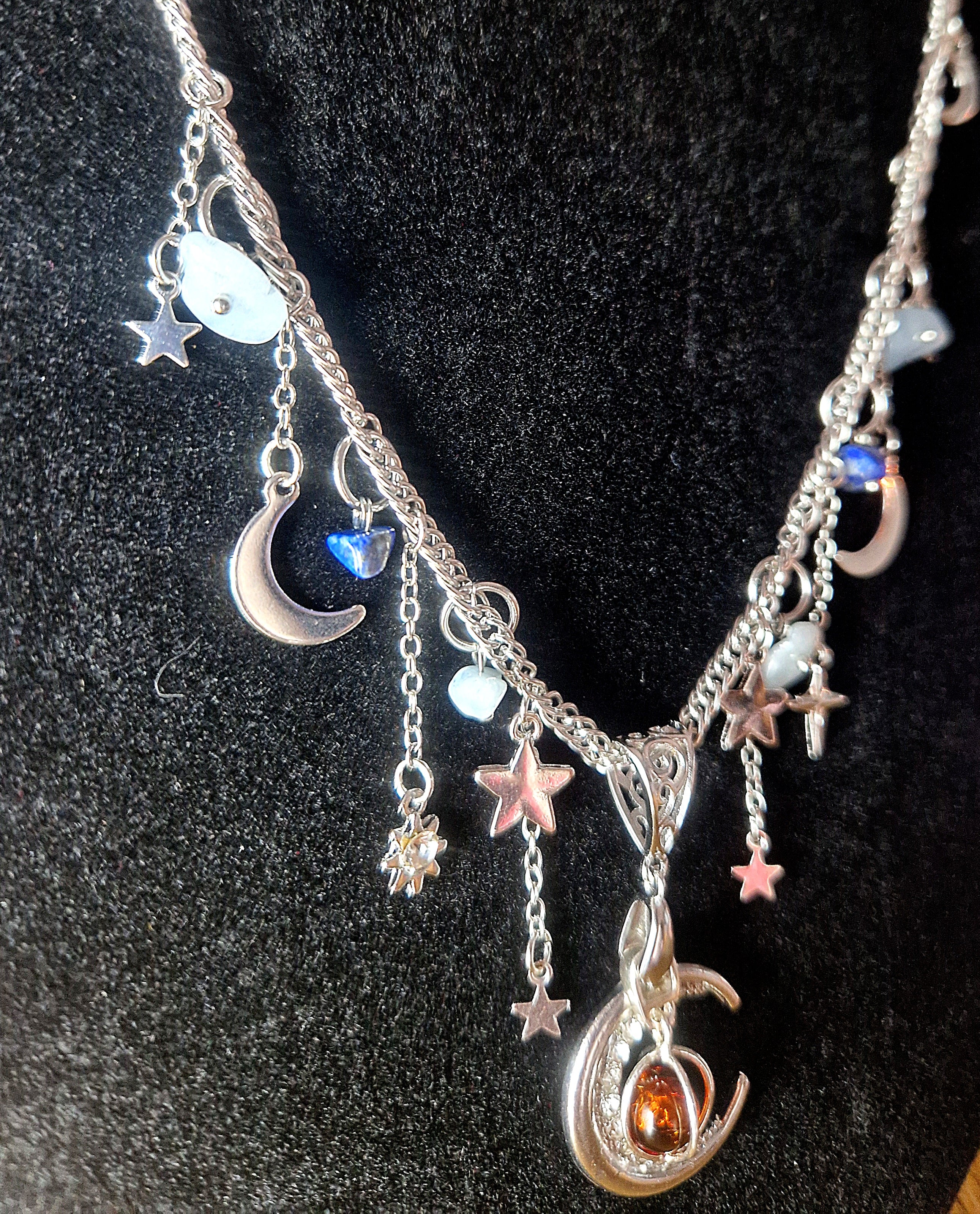 Mystische Mond Halskette mit baltischem Bernstein, Sodalith & Aquamarin – Handgefertigter Edelsteinschmuck