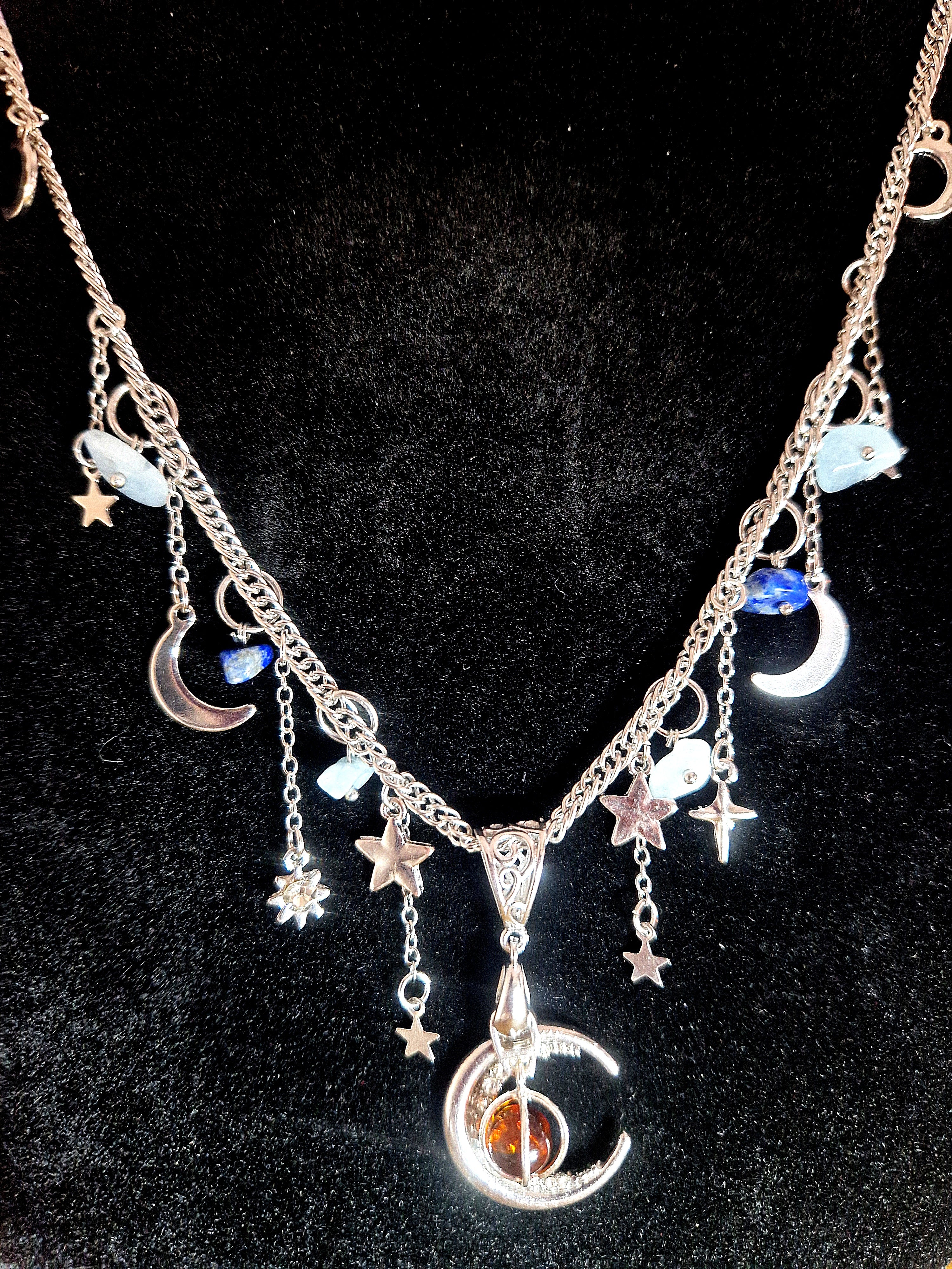 Mystische Mond Halskette mit baltischem Bernstein, Sodalith & Aquamarin – Handgefertigter Edelsteinschmuck