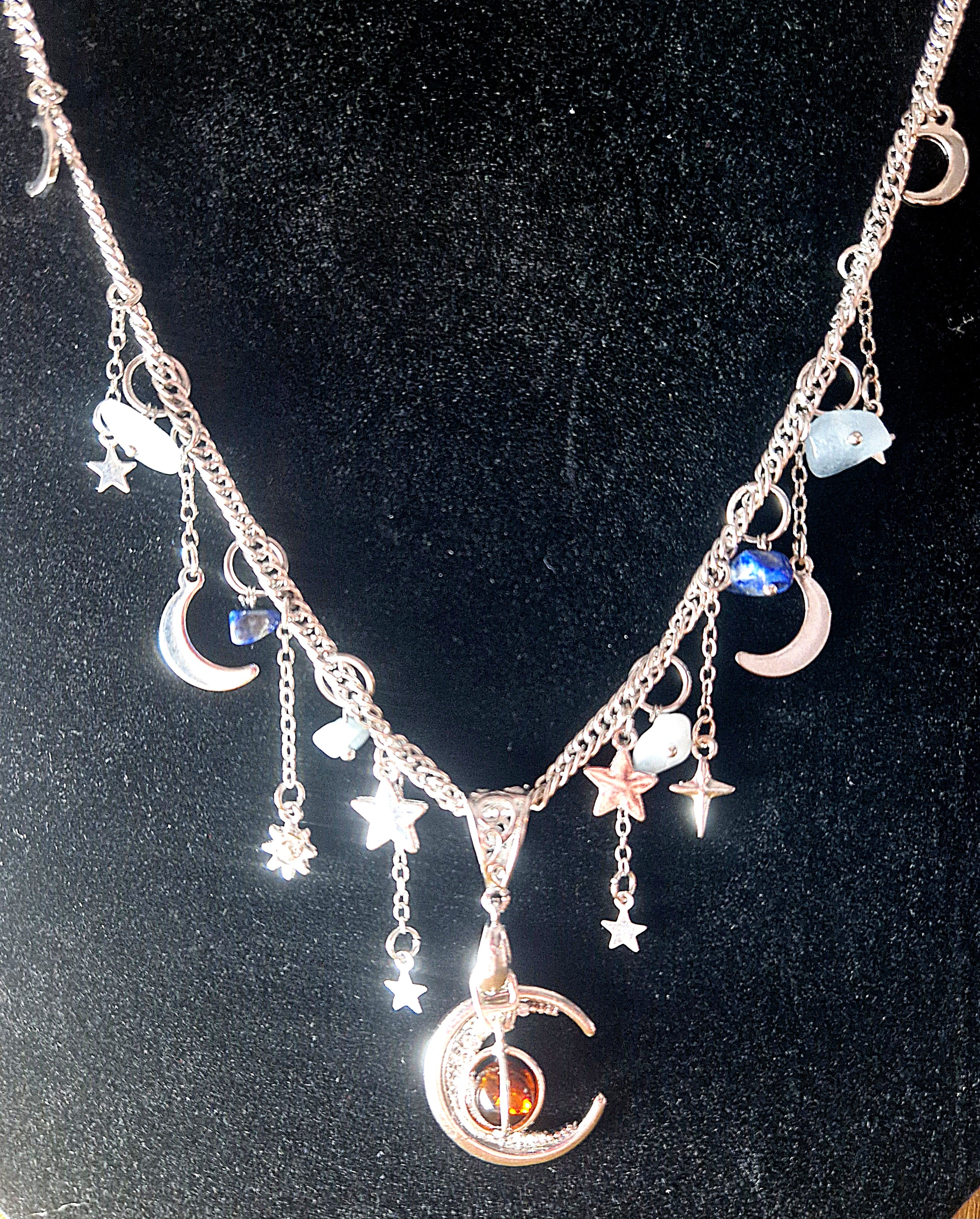 Mystische Mond Halskette mit baltischem Bernstein, Sodalith & Aquamarin – Handgefertigter Edelsteinschmuck