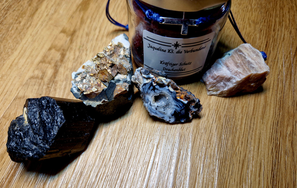 Drachenblut Schutz-Set – Räucherharz mit Pyrit, Turmalin, Mondstein & Achat-Geode