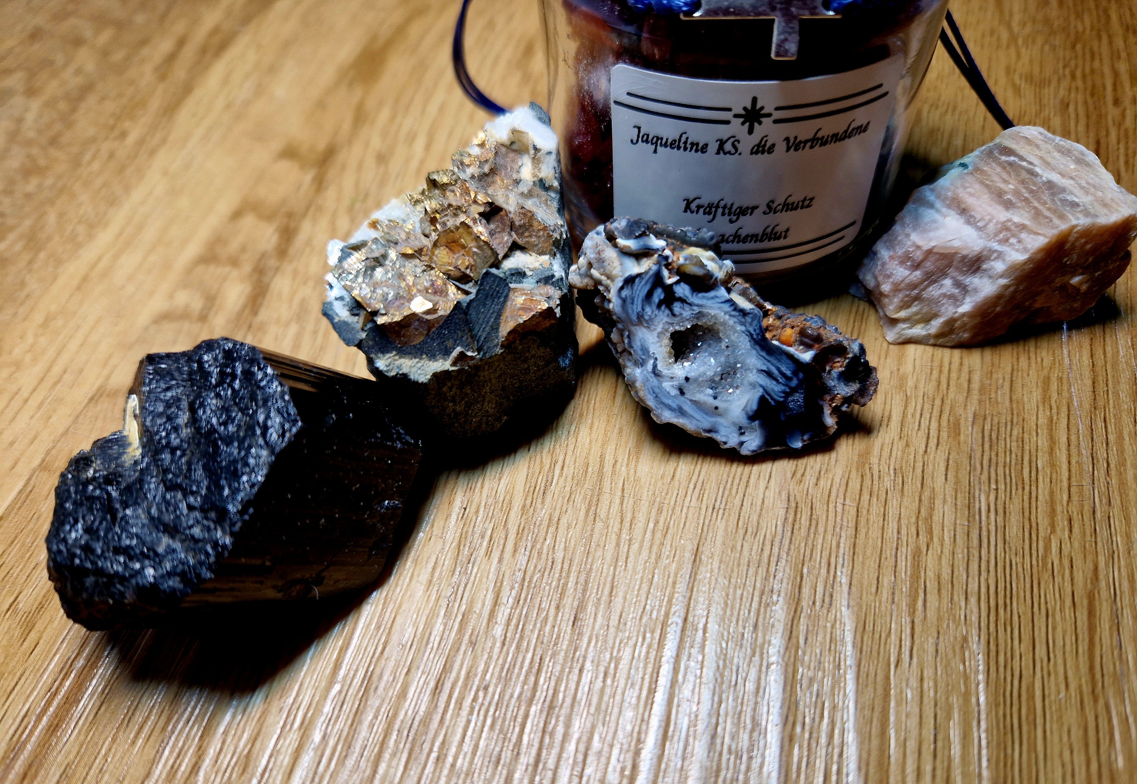 Drachenblut Schutz-Set – Räucherharz mit Pyrit, Turmalin, Mondstein & Achat-Geode
