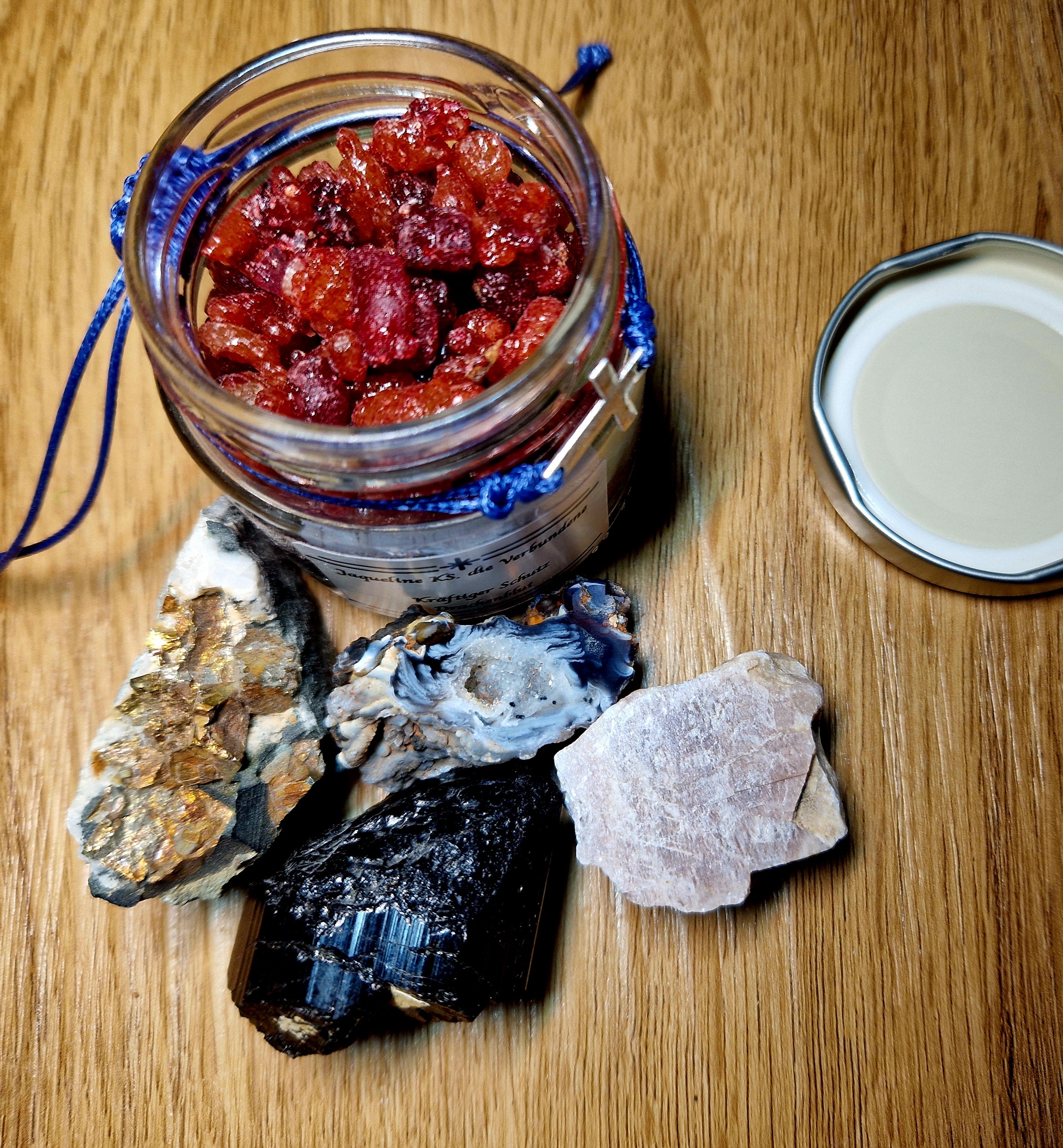 Drachenblut Schutz-Set – Räucherharz mit Pyrit, Turmalin, Mondstein & Achat-Geode