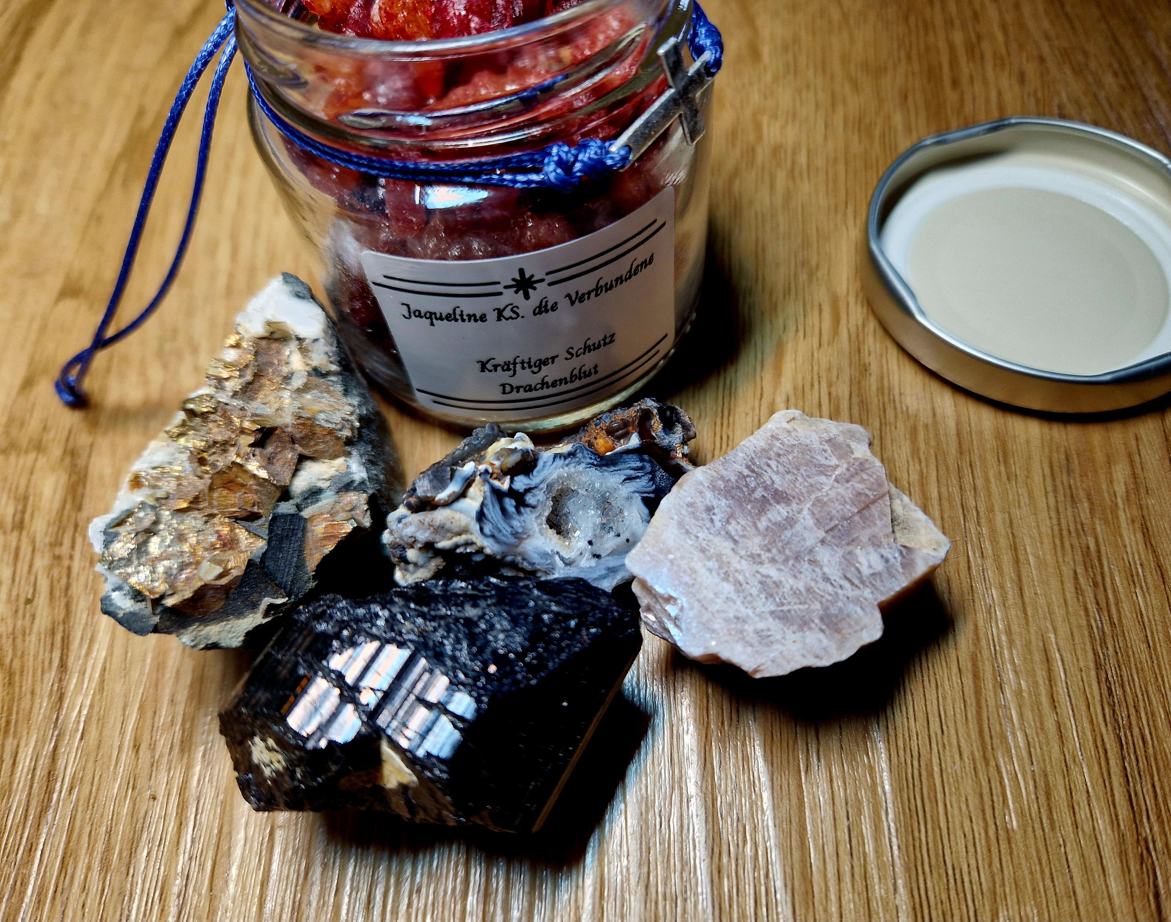 Drachenblut Schutz-Set – Räucherharz mit Pyrit, Turmalin, Mondstein & Achat-Geode
