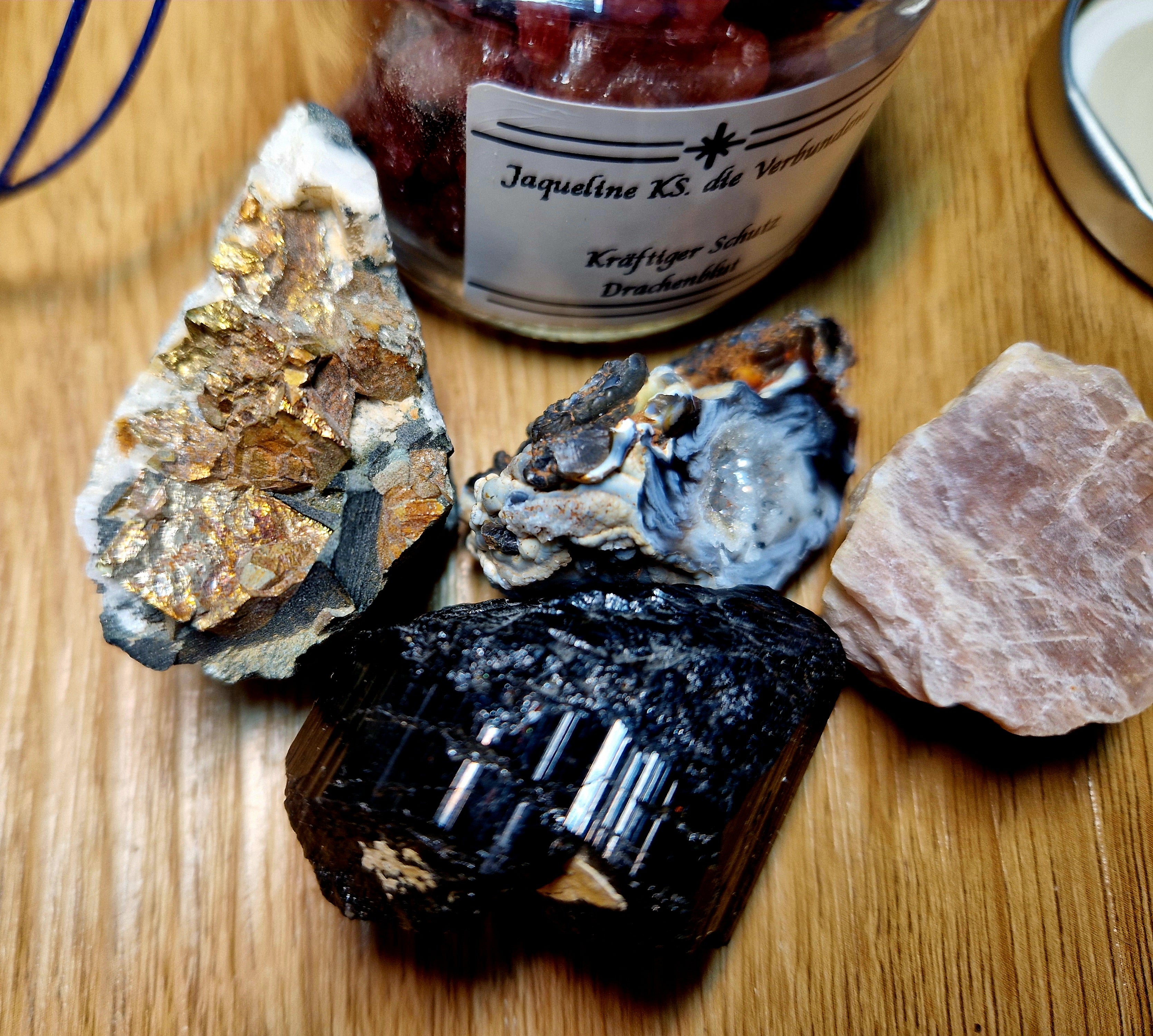 Drachenblut Schutz-Set – Räucherharz mit Pyrit, Turmalin, Mondstein & Achat-Geode